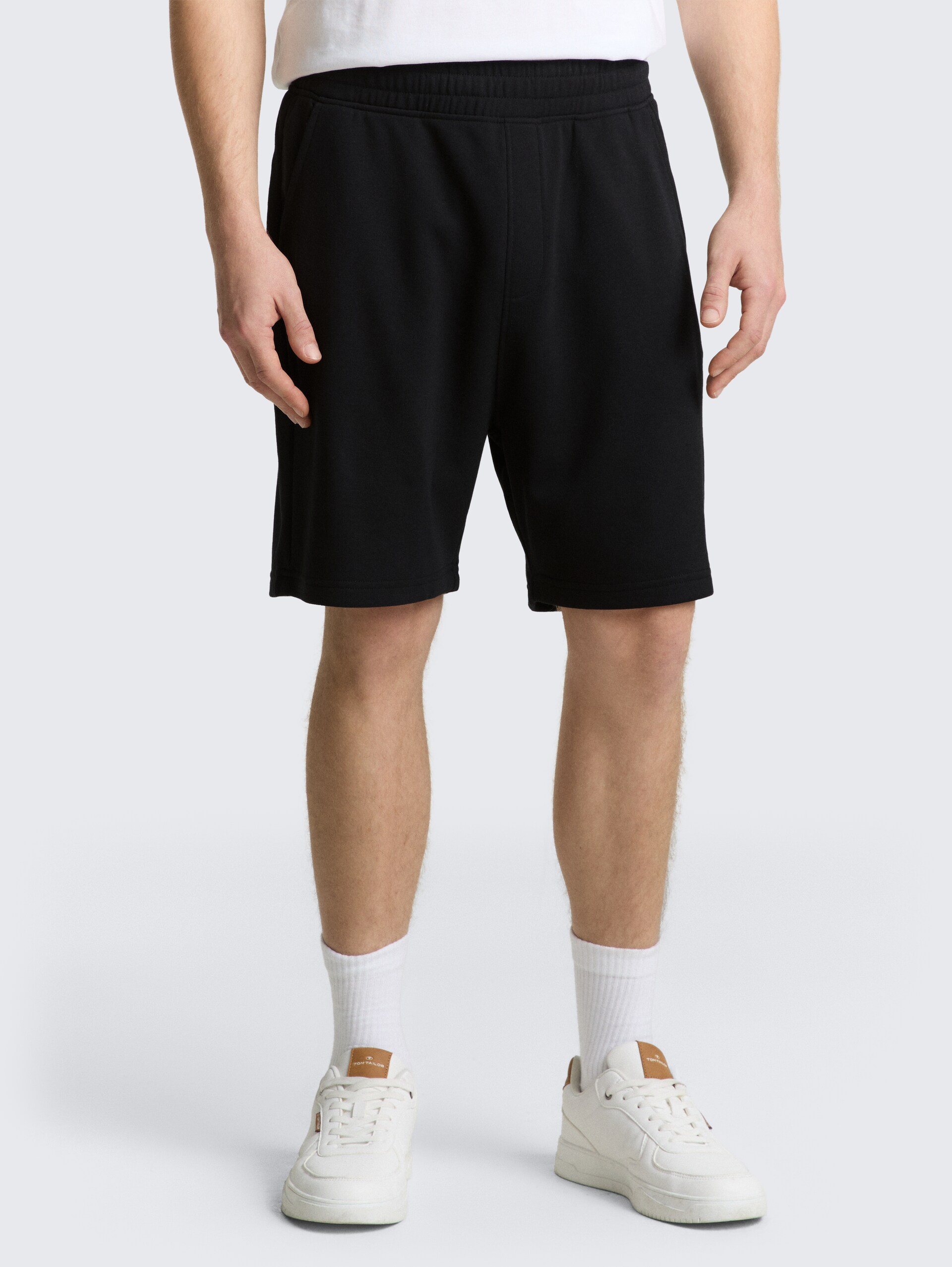 Relaxed Sweat-Shorts - Black - Ausschnitt Model-Vorderansicht