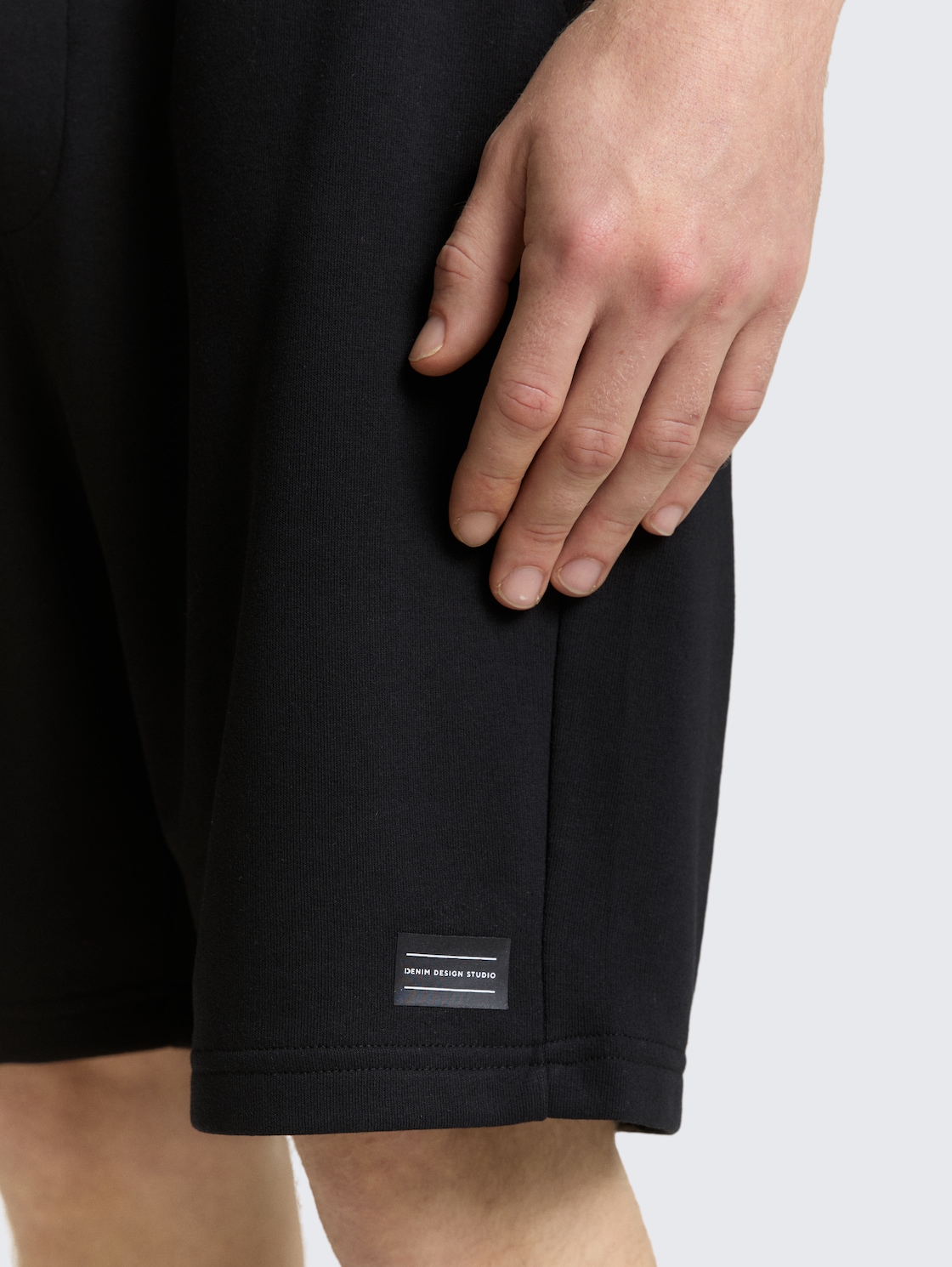 Relaxed Sweat-Shorts - Black - Detail-Model-Ansicht