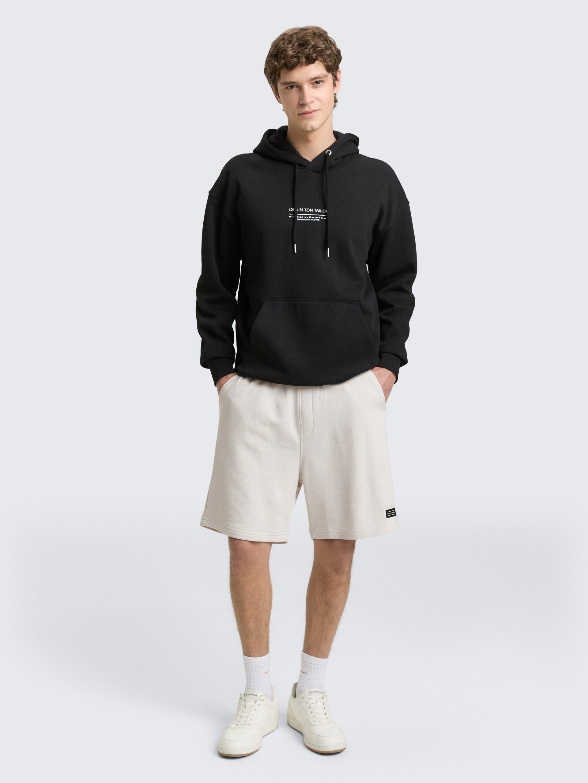 Relaxed Sweat-Shorts - greyish white - Model-Vorderansicht
