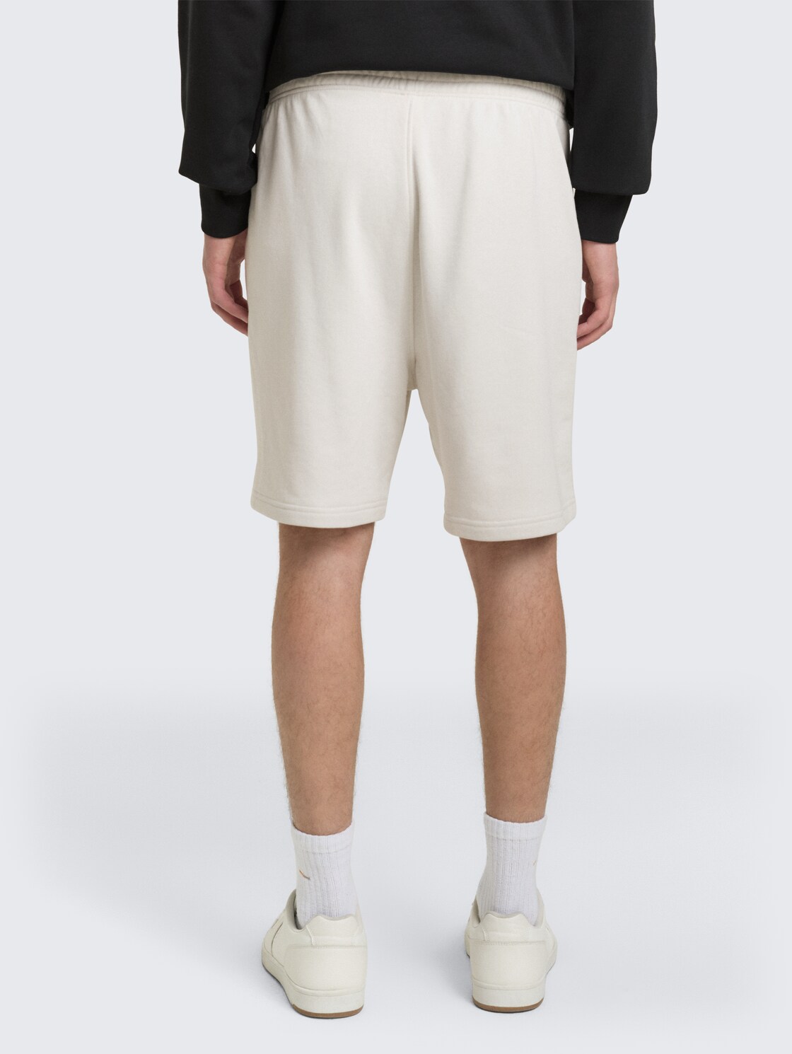 Relaxed Sweat-Shorts - greyish white - Auschnitt Model-Rückansicht