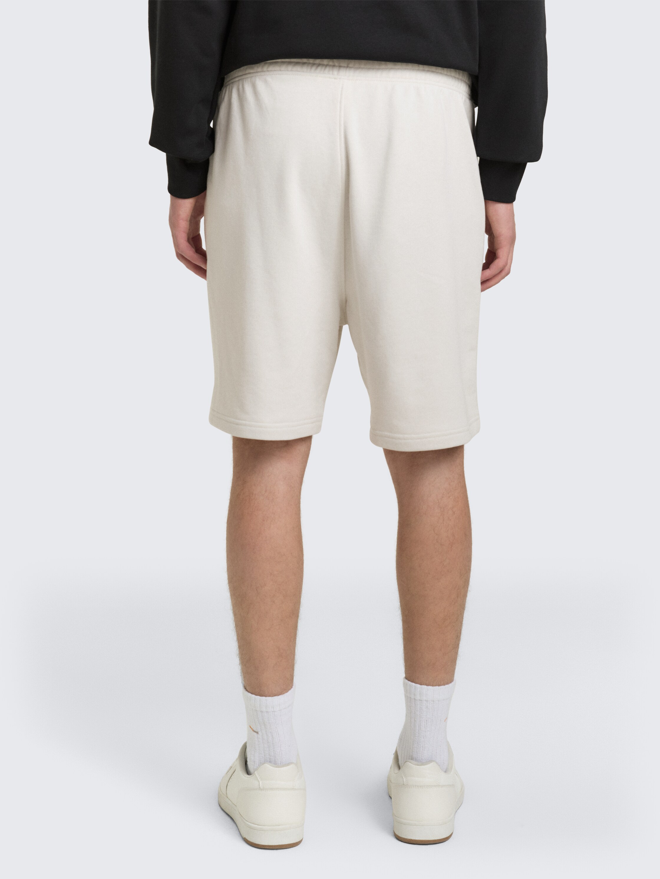 Relaxed Sweat-Shorts - greyish white - Auschnitt Model-Rückansicht
