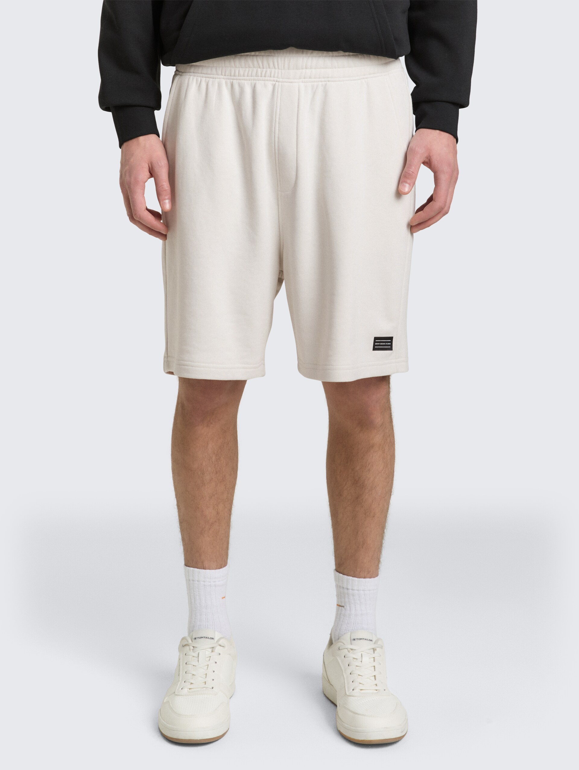 Relaxed Sweat-Shorts - greyish white - Ausschnitt Model-Vorderansicht