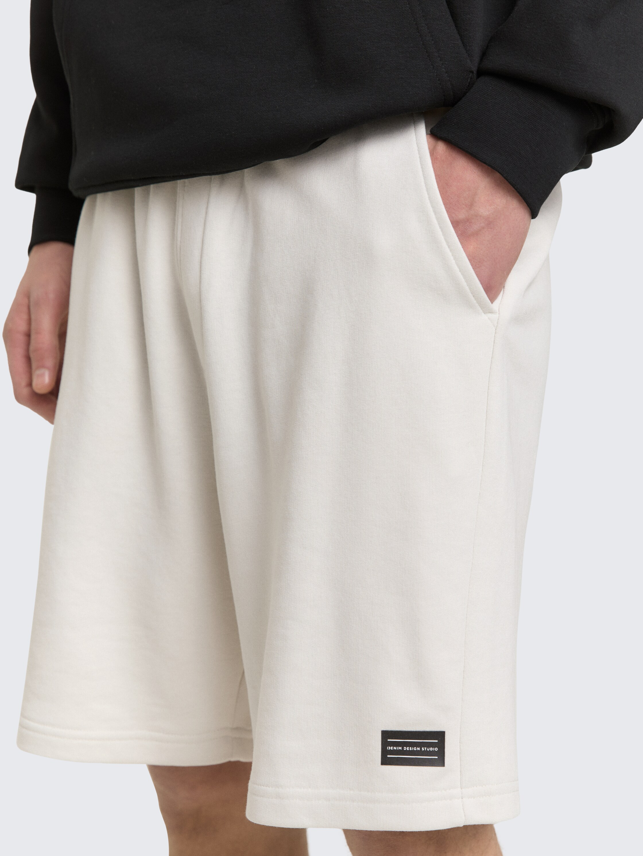 Relaxed Sweat-Shorts - greyish white - Detail-Model-Ansicht