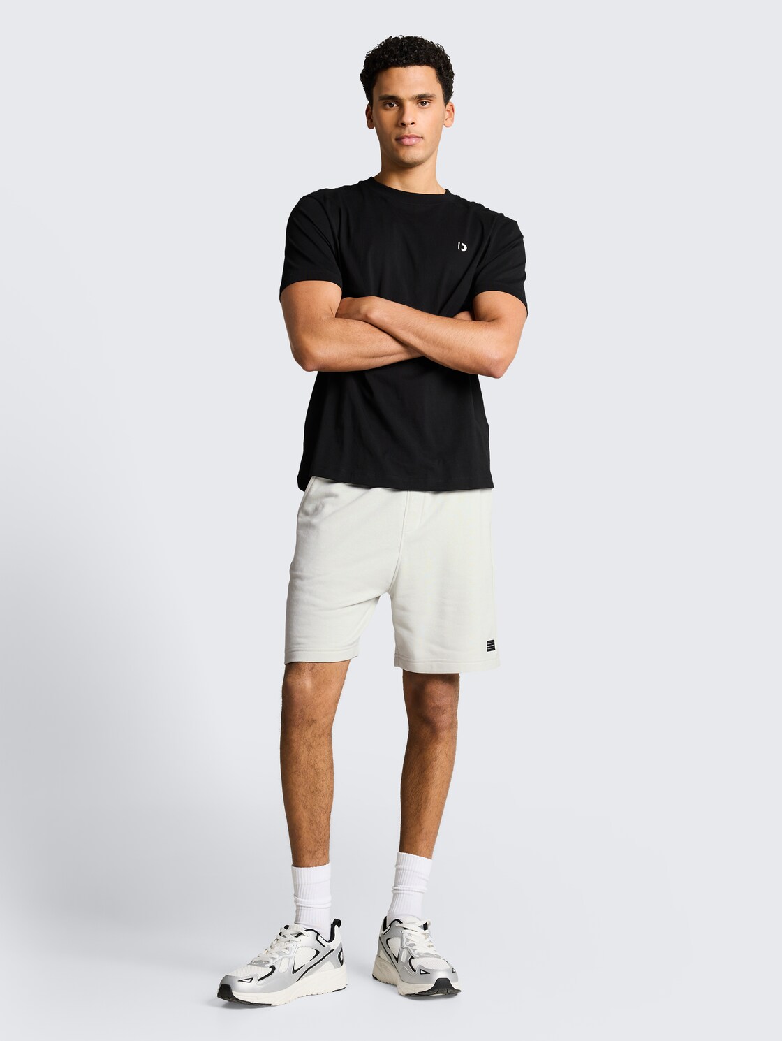 Relaxed Sweat-Shorts - frozen light mint - Model-Vorderansicht