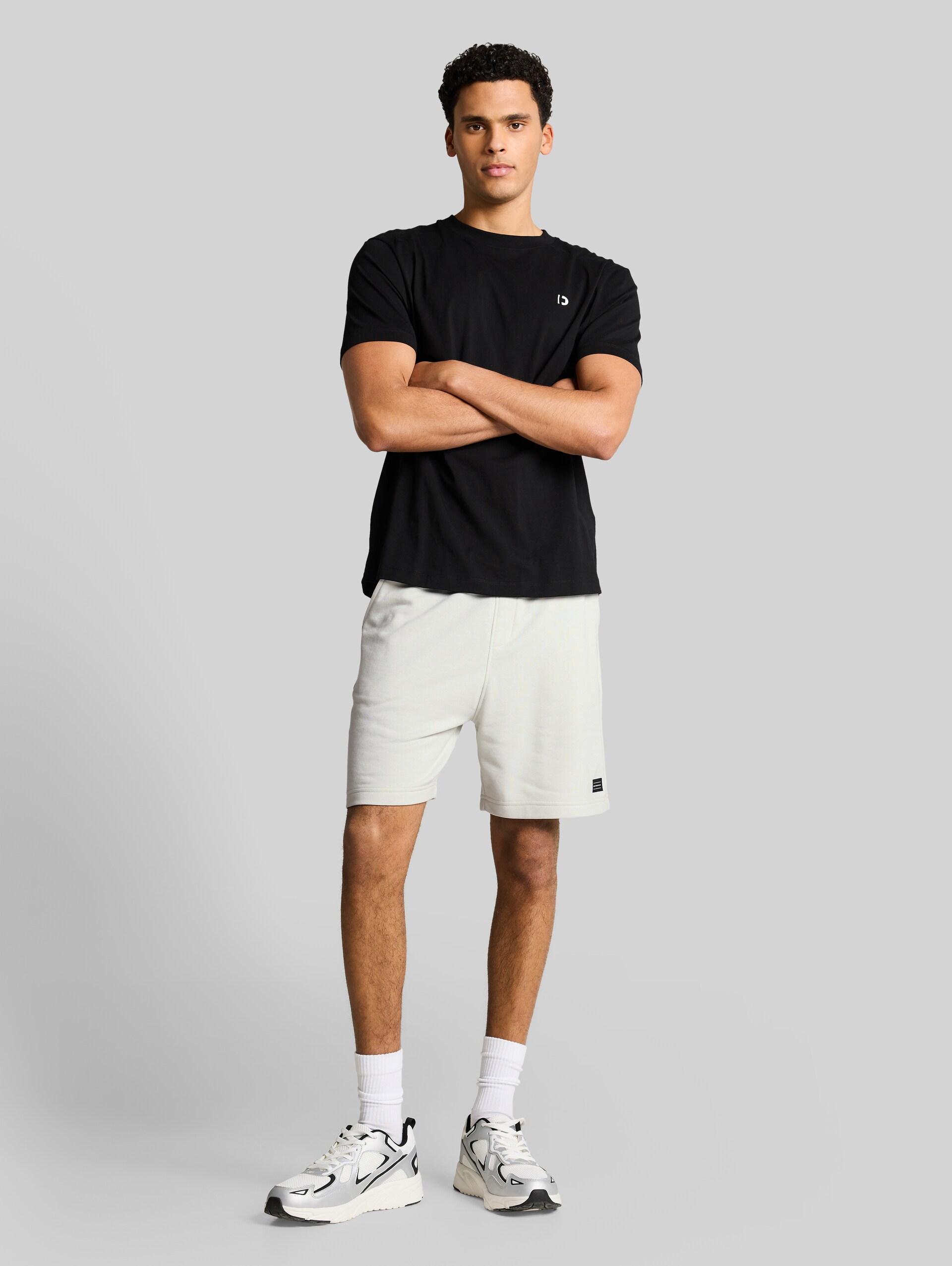 Relaxed Sweat-Shorts - frozen light mint - Model-Vorderansicht