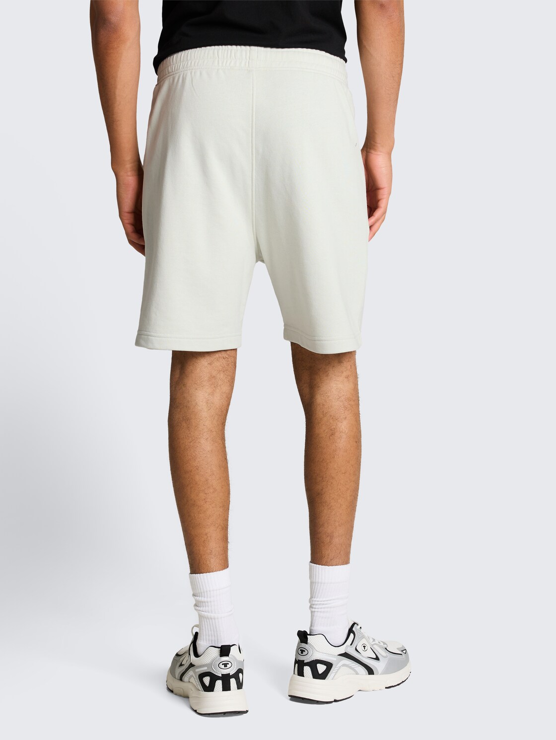 Relaxed Sweat-Shorts - frozen light mint - Auschnitt Model-Rückansicht