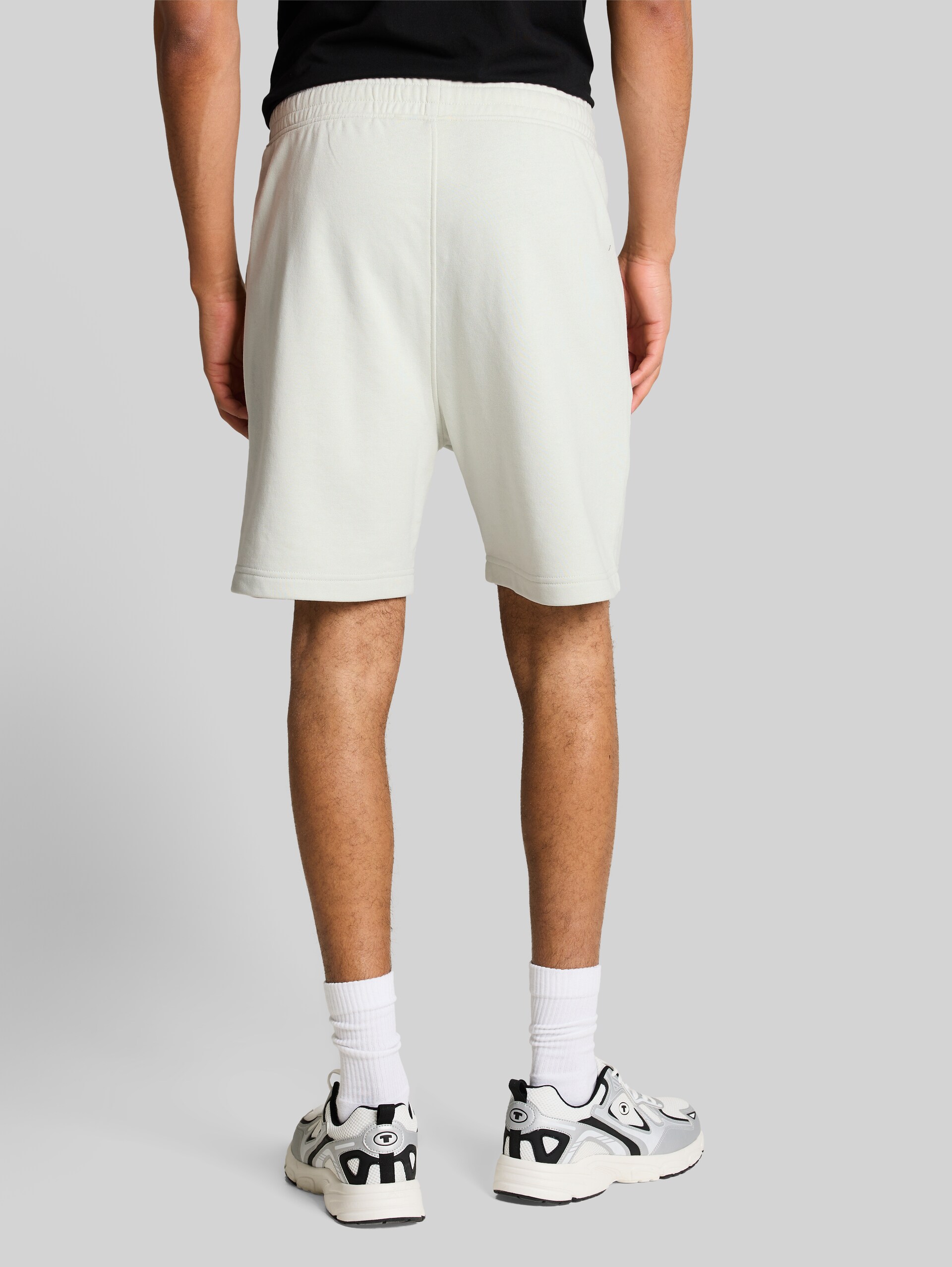 Relaxed Sweat-Shorts - frozen light mint - Auschnitt Model-Rückansicht