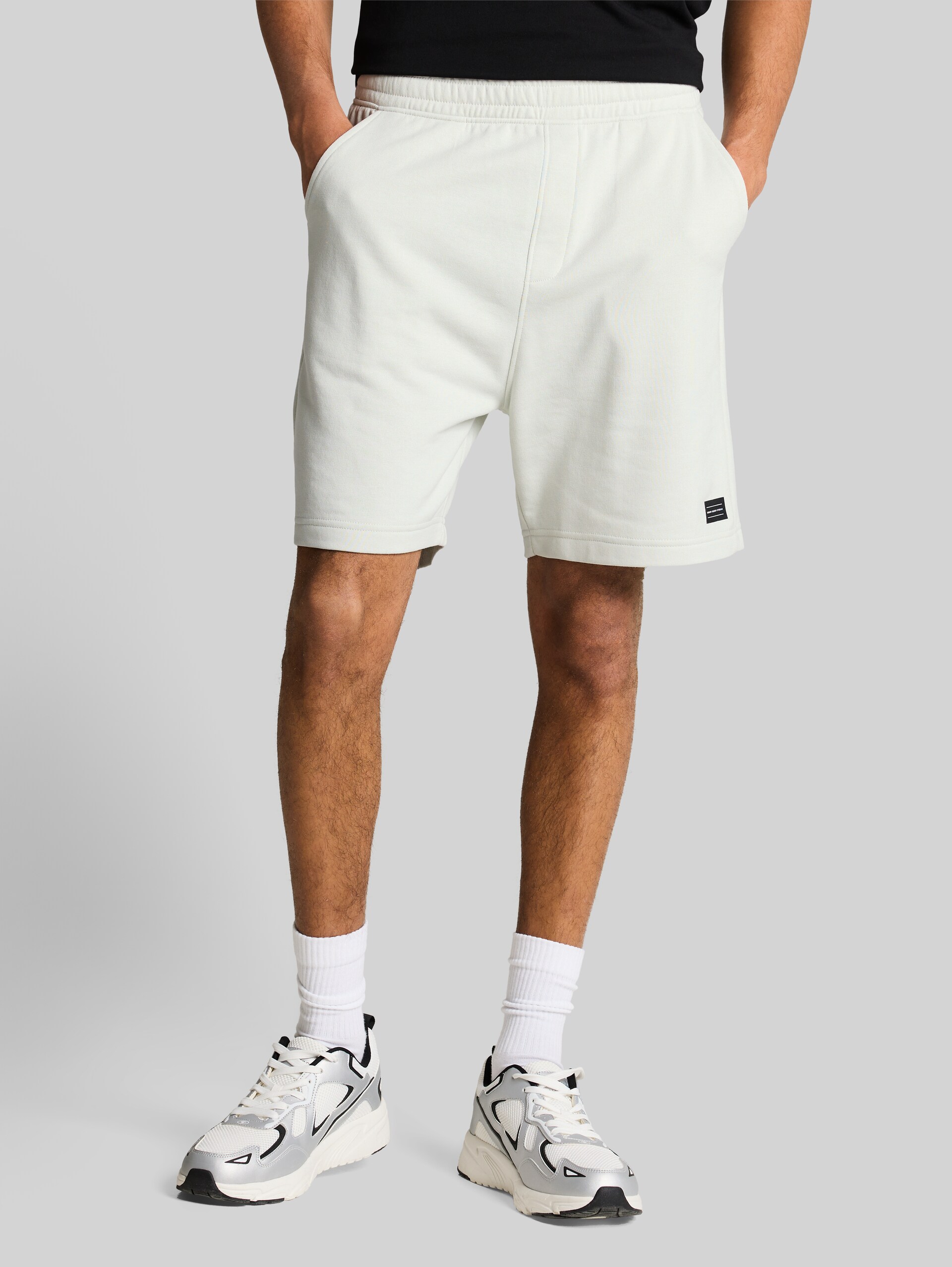 Relaxed Sweat-Shorts - frozen light mint - Ausschnitt Model-Vorderansicht