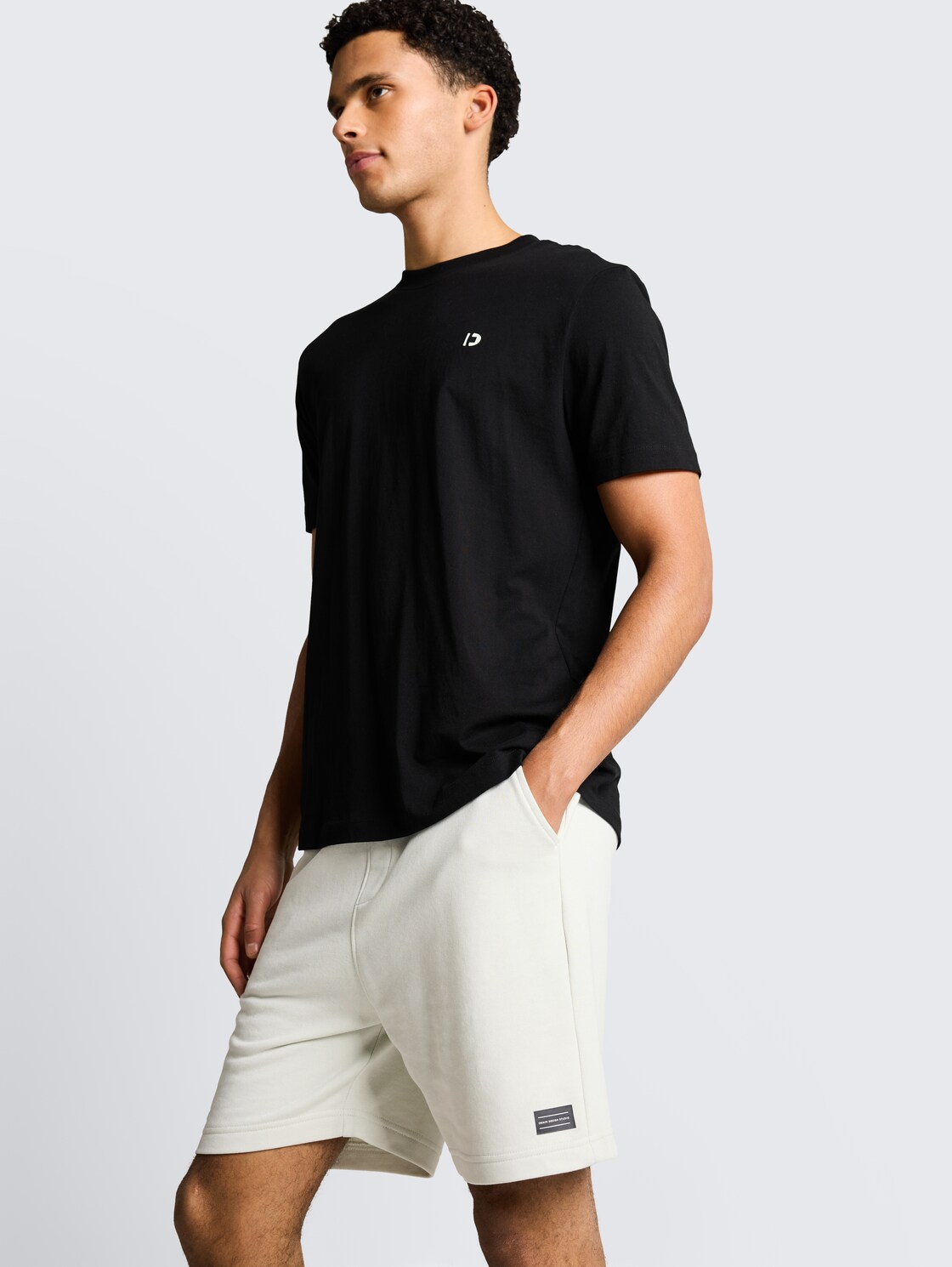 Relaxed Sweat-Shorts - frozen light mint - Detail-Model-Ansicht