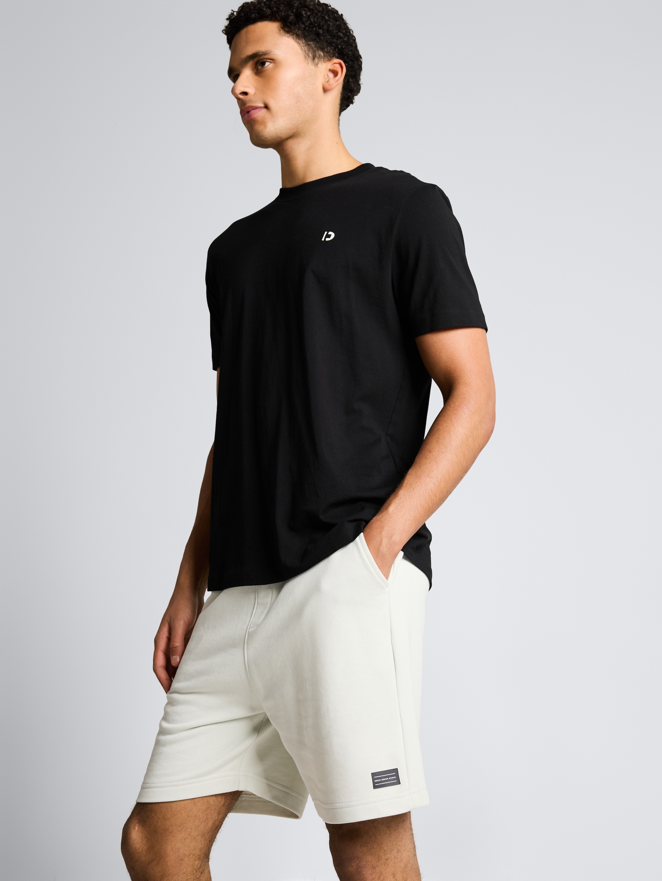 Relaxed sweat shorts - frozen light mint - Detail model view