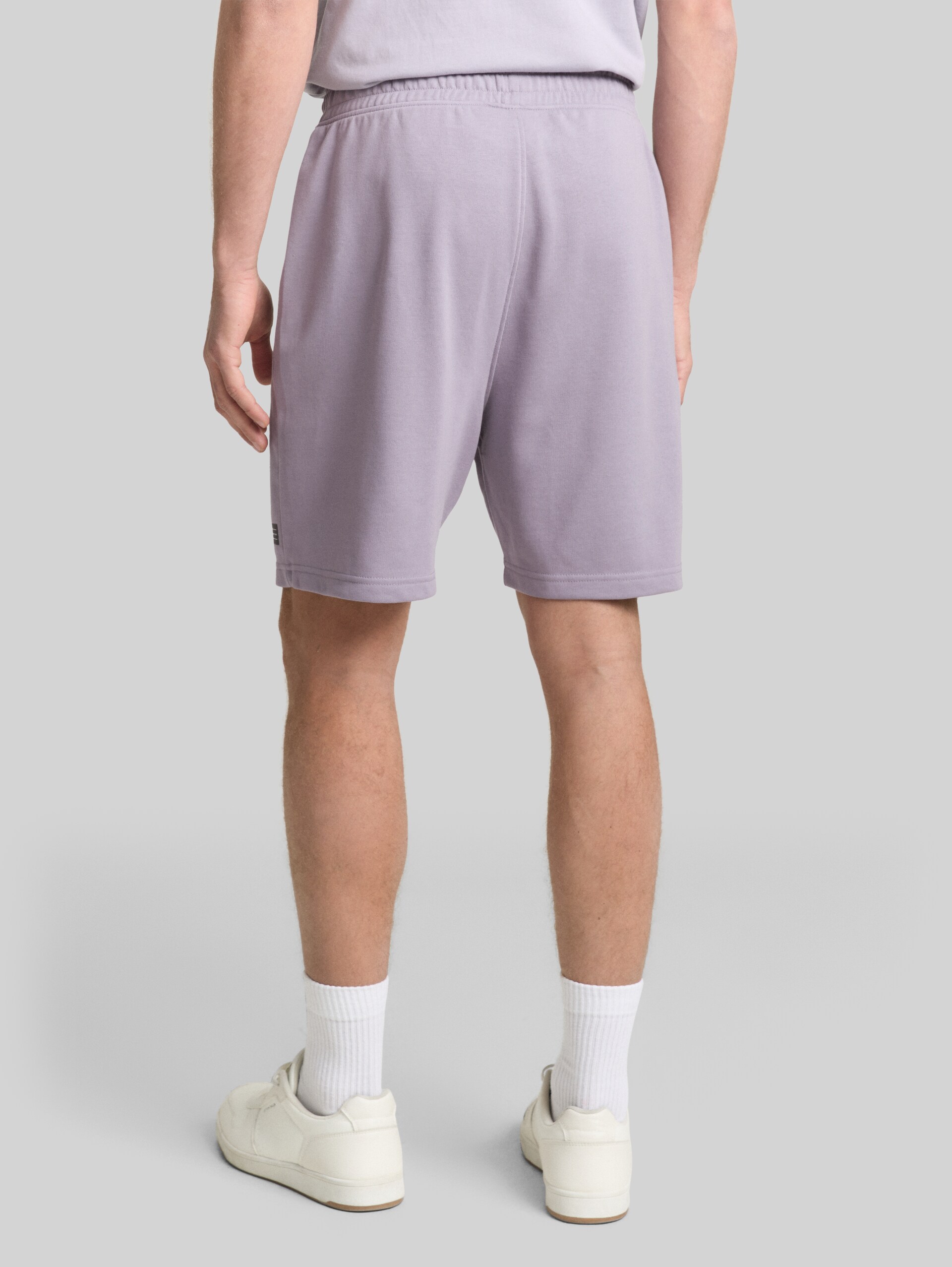 Relaxed Sweat-Shorts - soft lilac grey - Auschnitt Model-Rückansicht