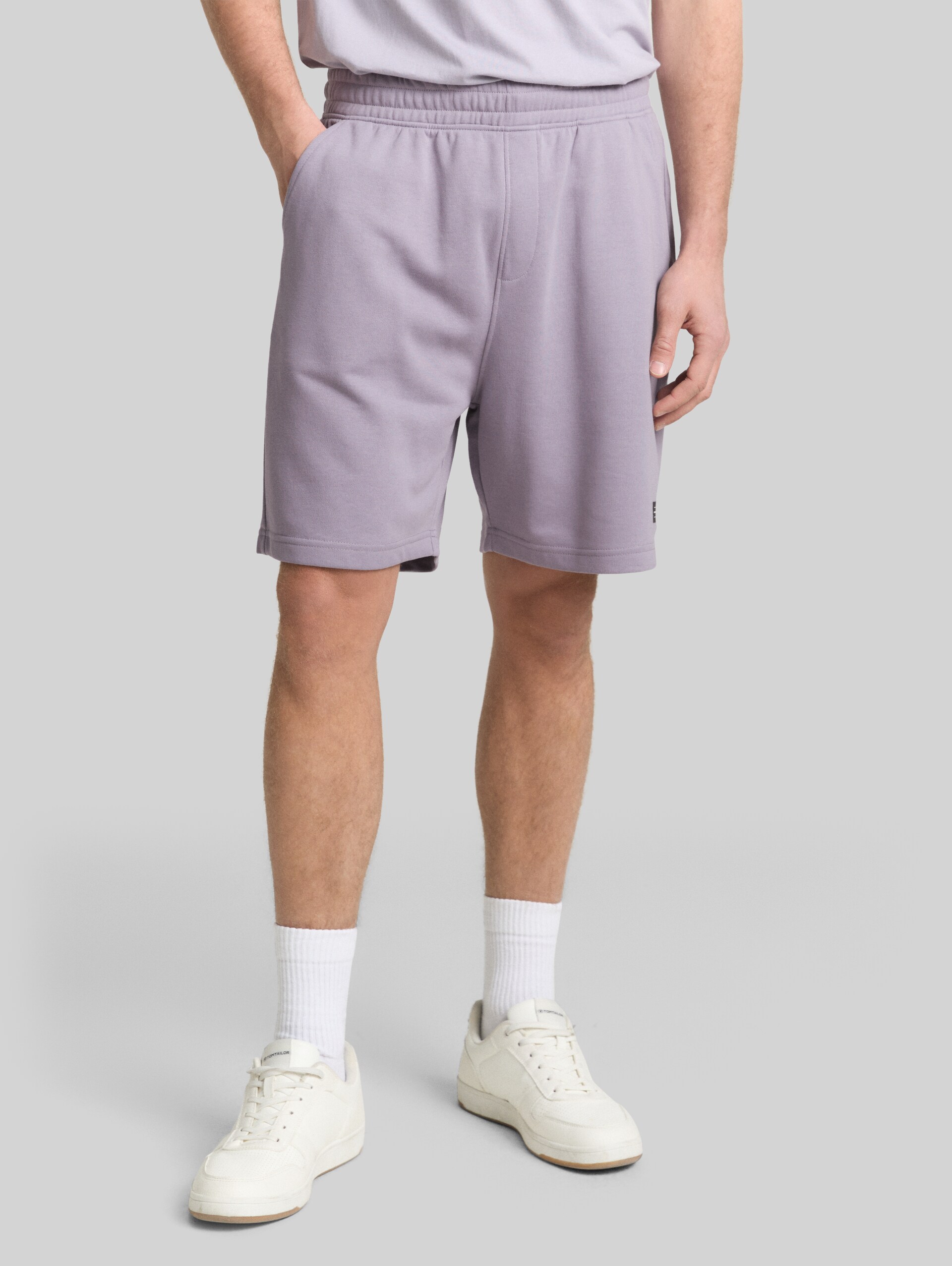 Relaxed Sweat-Shorts - soft lilac grey - Ausschnitt Model-Vorderansicht