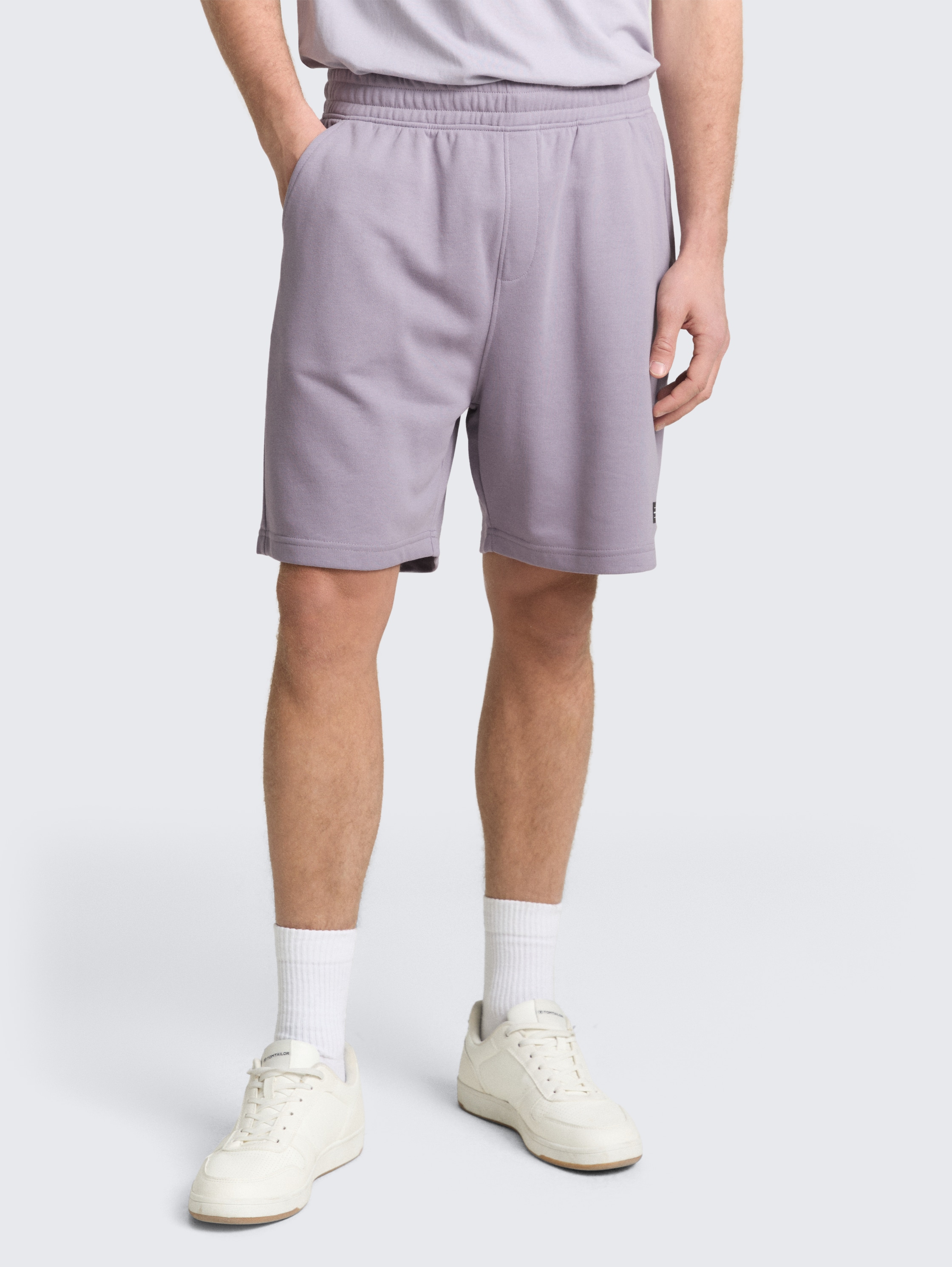 Relaxed Sweat-Shorts - soft lilac grey - Ausschnitt Model-Vorderansicht