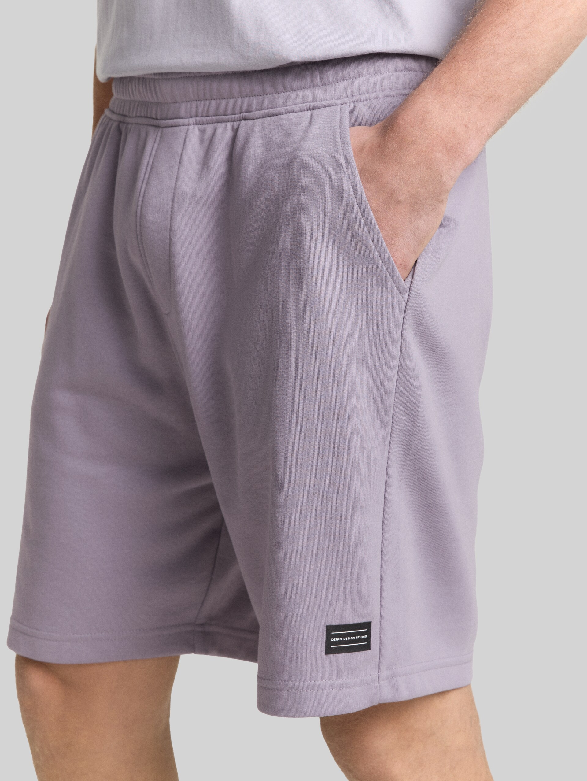 Relaxed Sweat-Shorts - soft lilac grey - Detail-Model-Ansicht