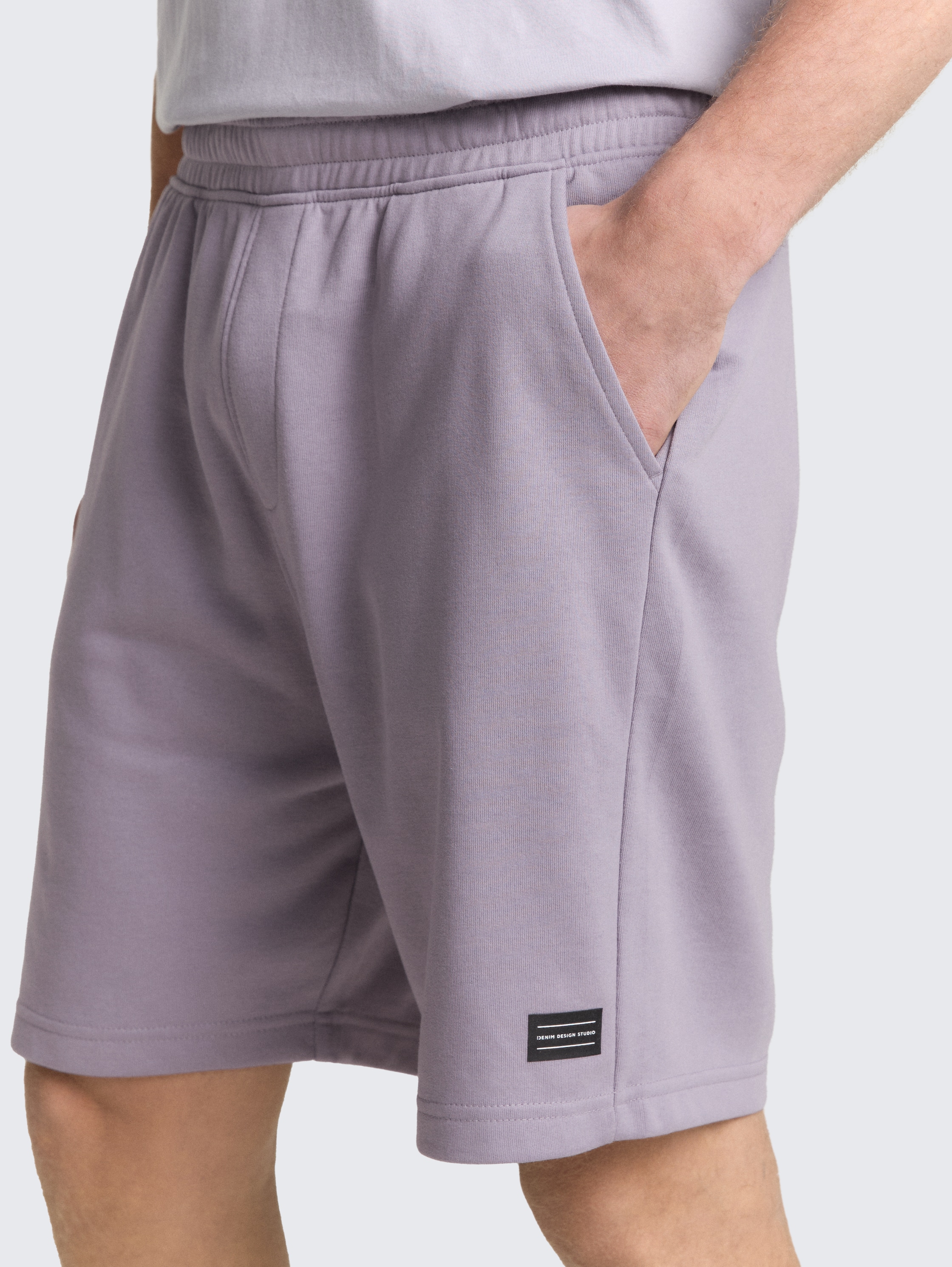 Relaxed Sweat-Shorts - soft lilac grey - Detail-Model-Ansicht