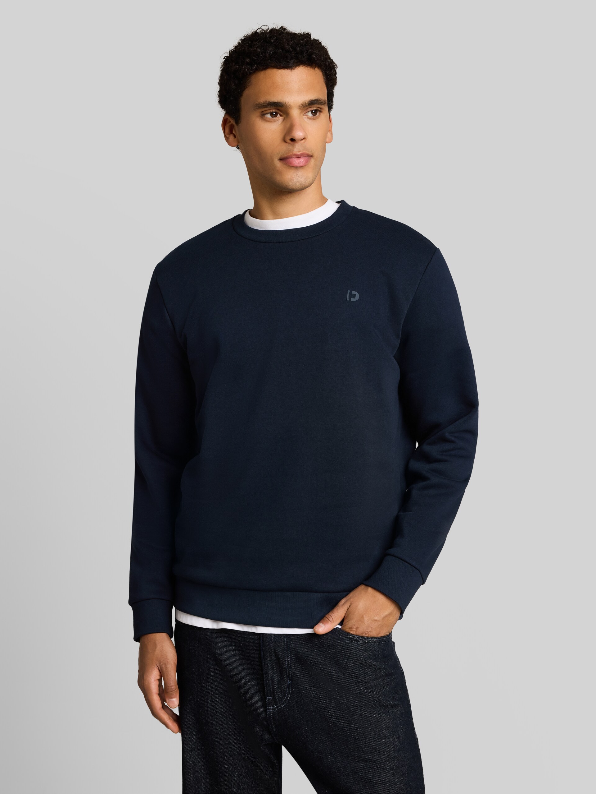Basic sweatshirt - sky captain blue - Nek model vooraanzicht