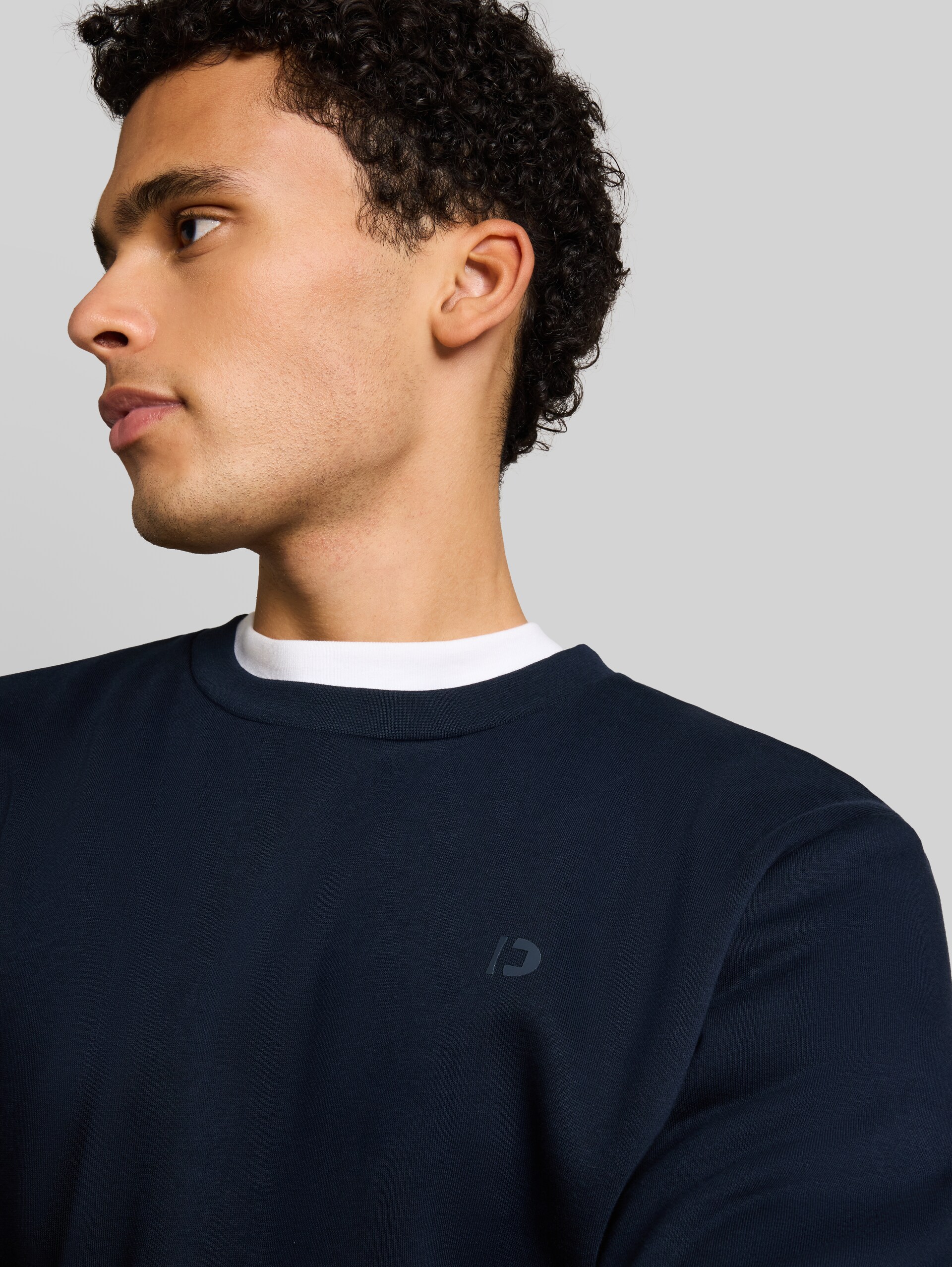 Basic sweatshirt - sky captain blue - Detailaanzicht model