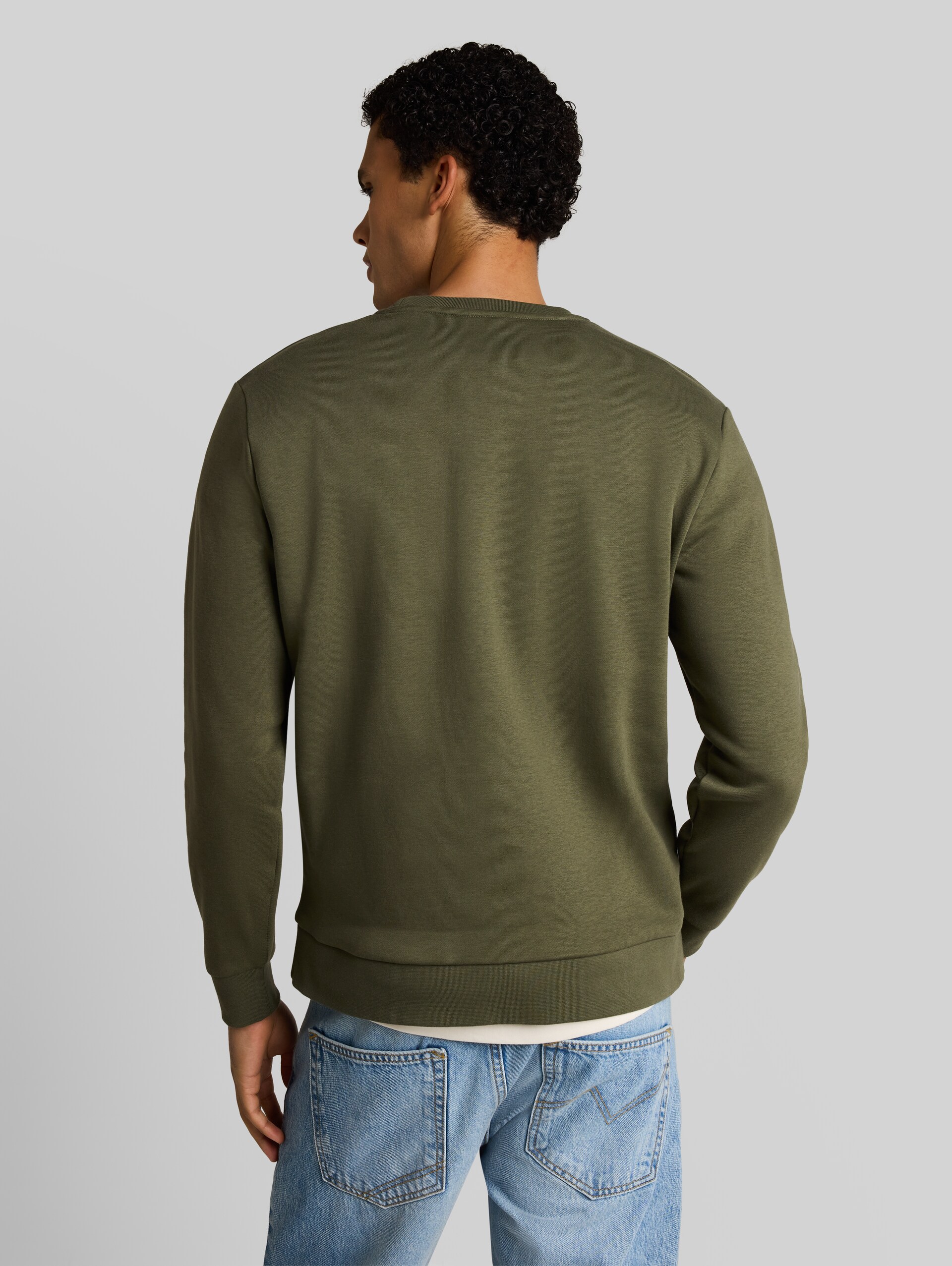 Basic sweatshirt - urban olive green - Neklijn model-achteraanzicht