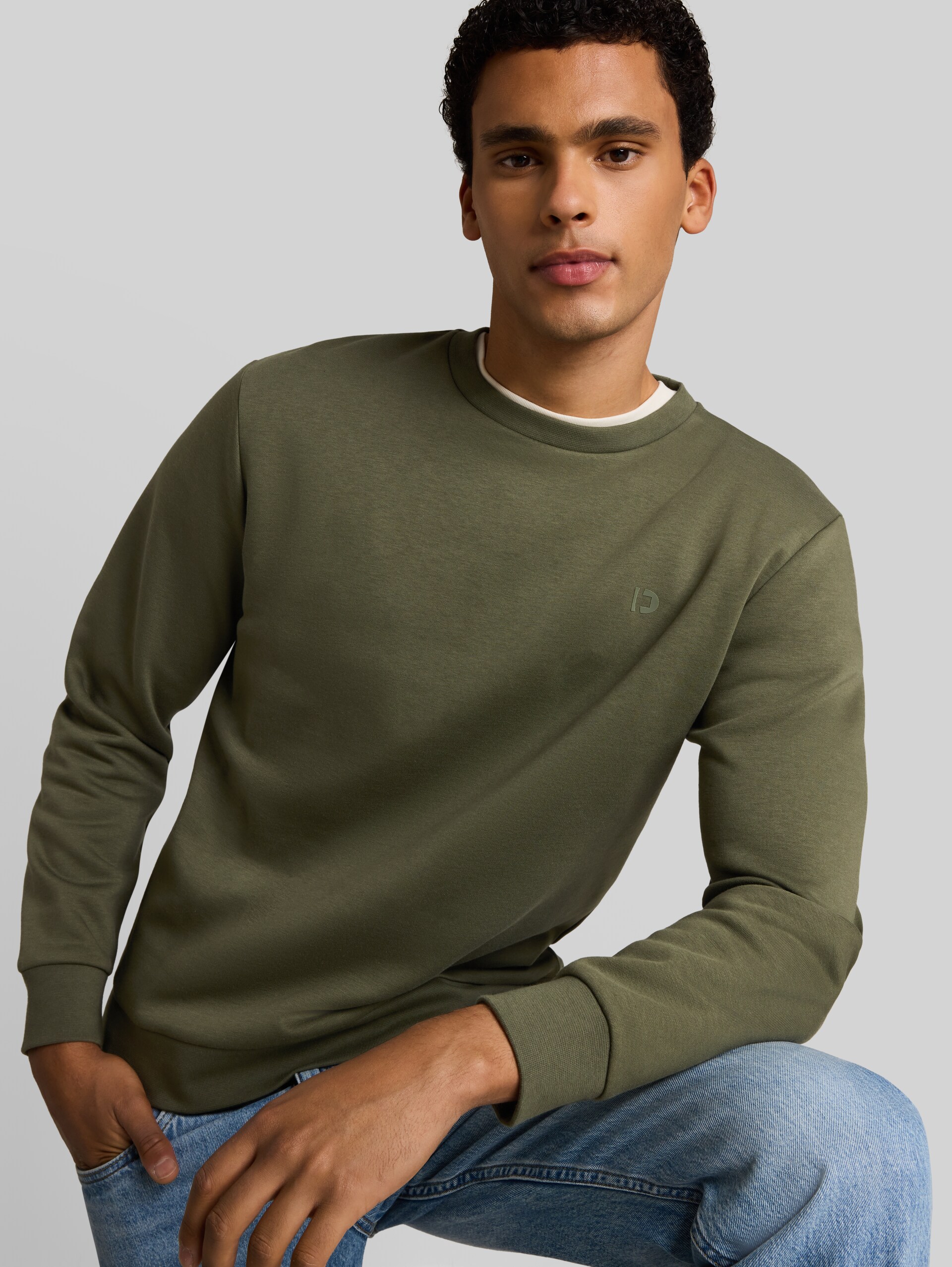 Basic sweatshirt - urban olive green - Detailaanzicht model