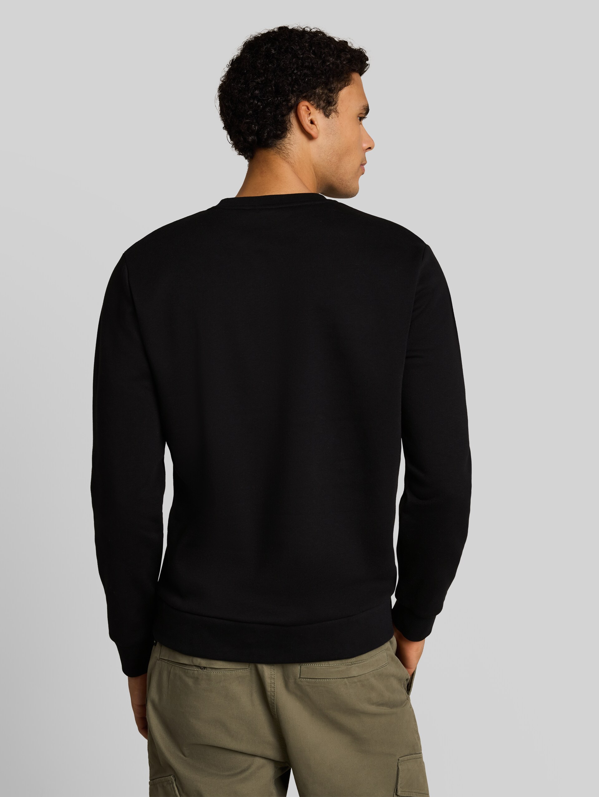 Basic sweatshirt - Black - Neklijn model-achteraanzicht