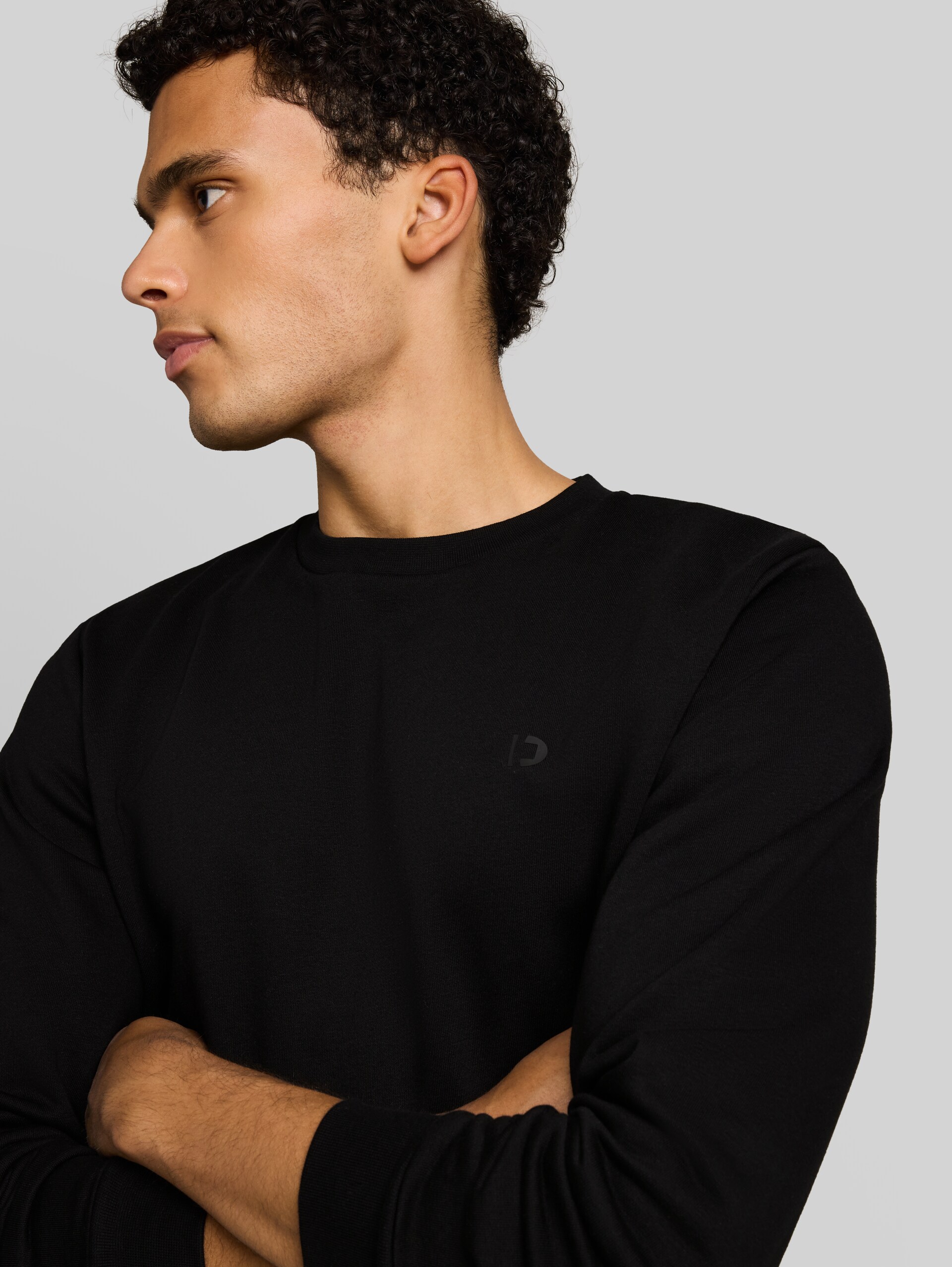 Basic sweatshirt - Black - Detailaanzicht model