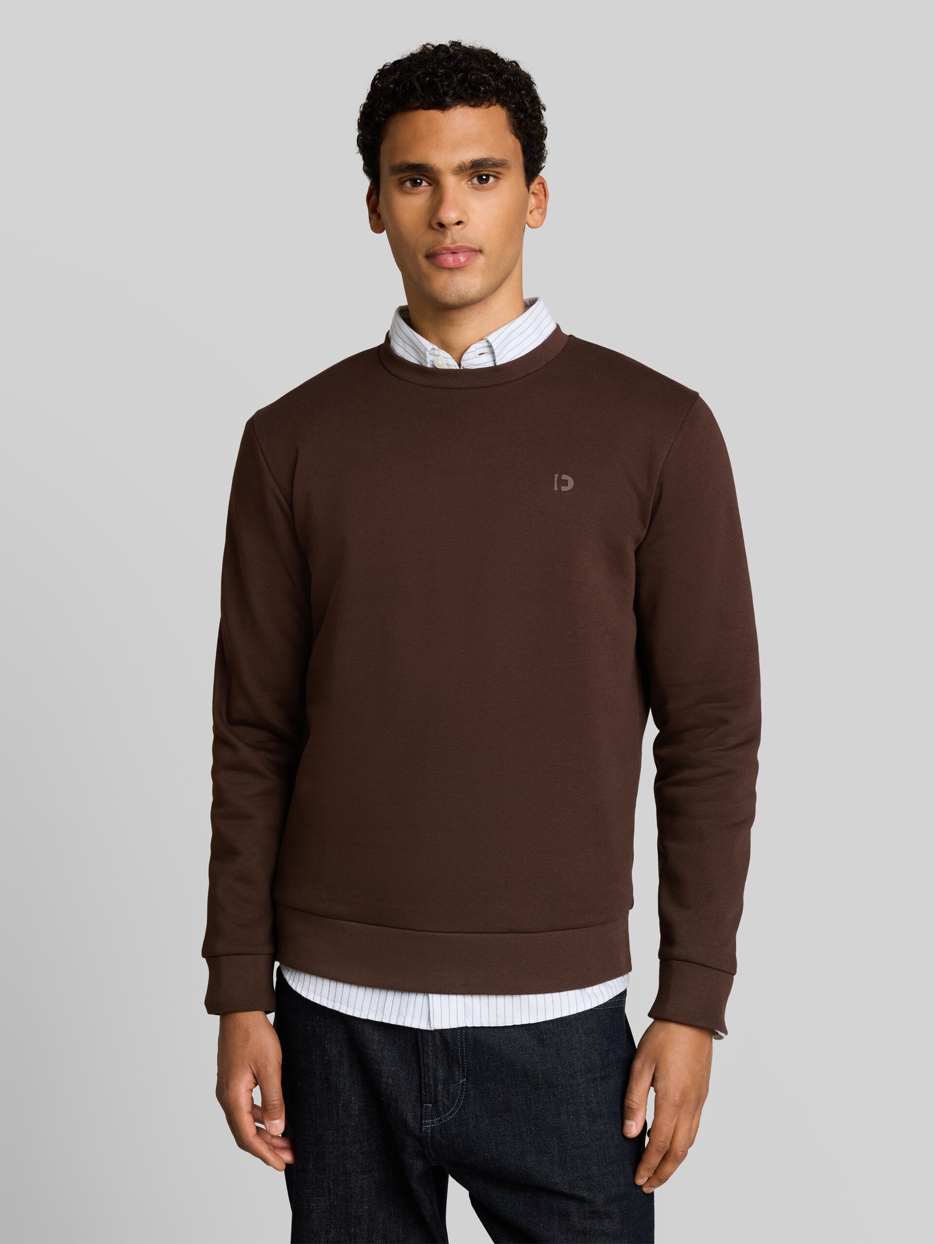 Basic sweatshirt - cool dark brown - Nek model vooraanzicht