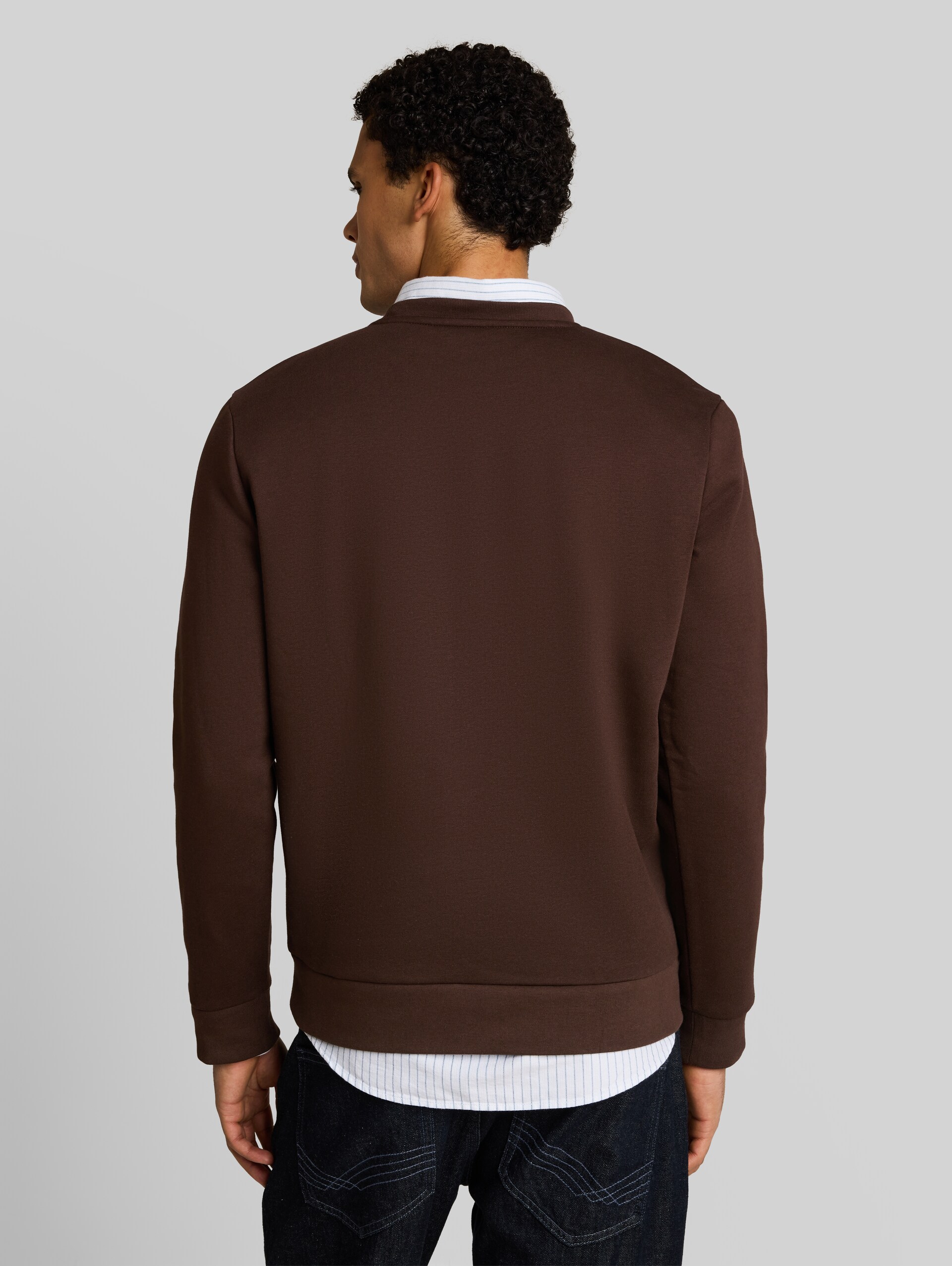 Basic sweatshirt - cool dark brown - Neklijn model-achteraanzicht