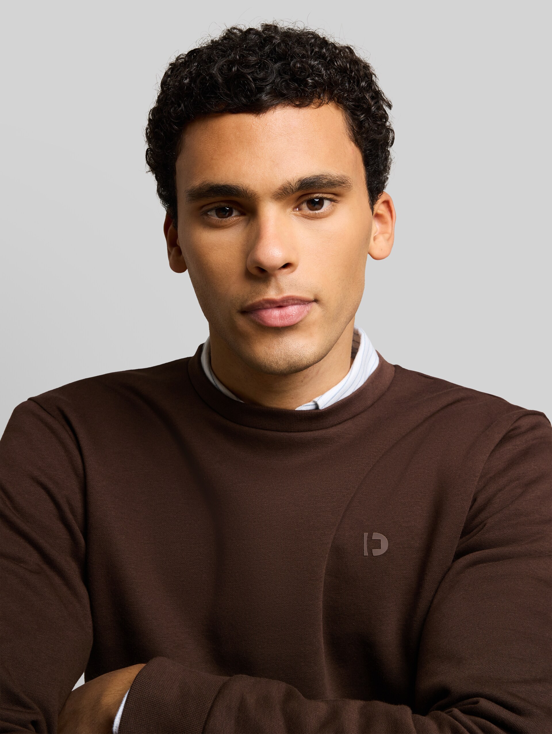 Basic sweatshirt - cool dark brown - Detailaanzicht model