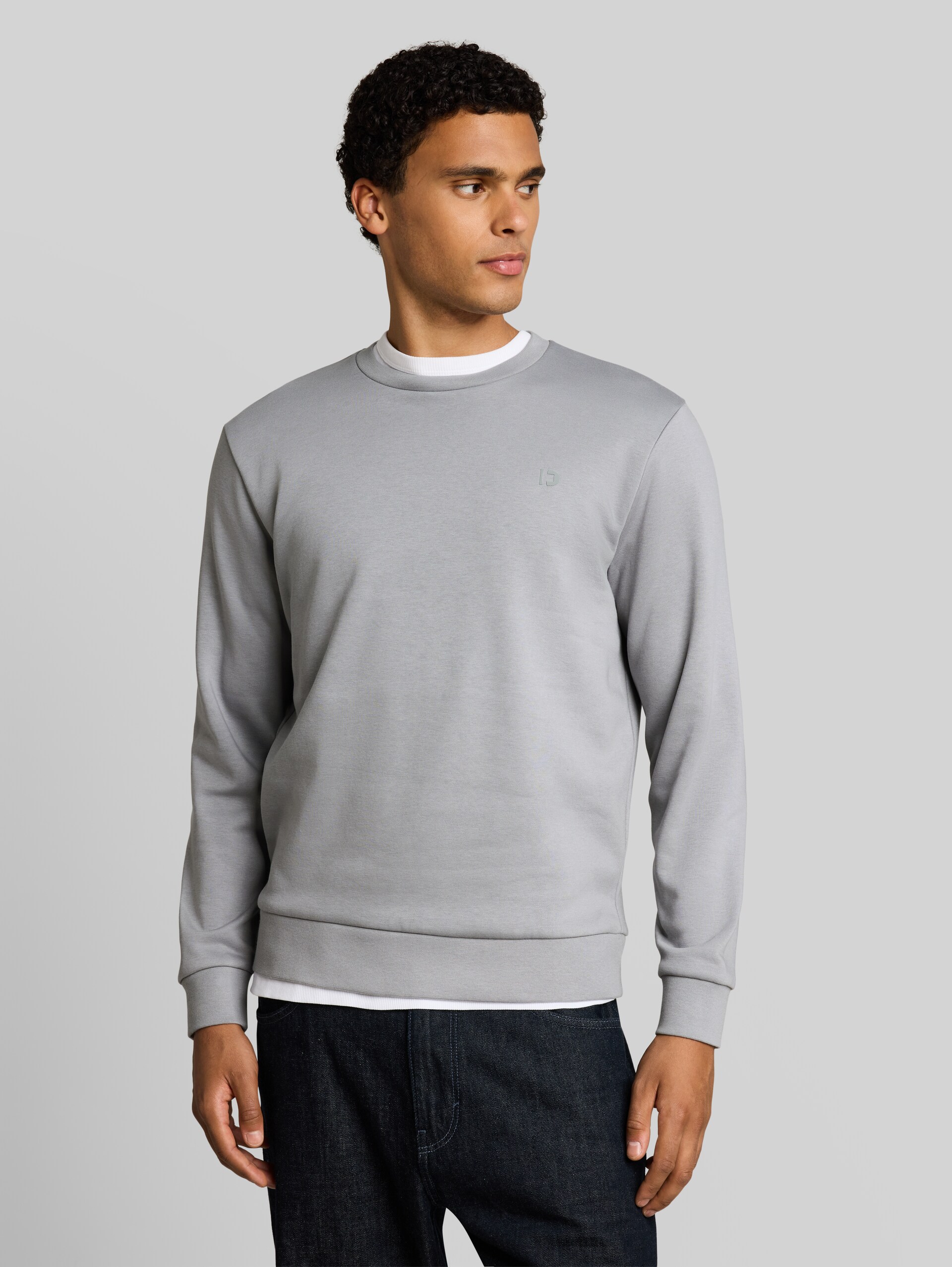Basic Sweatshirt - ultimate grey - Ausschnitt Model-Vorderansicht