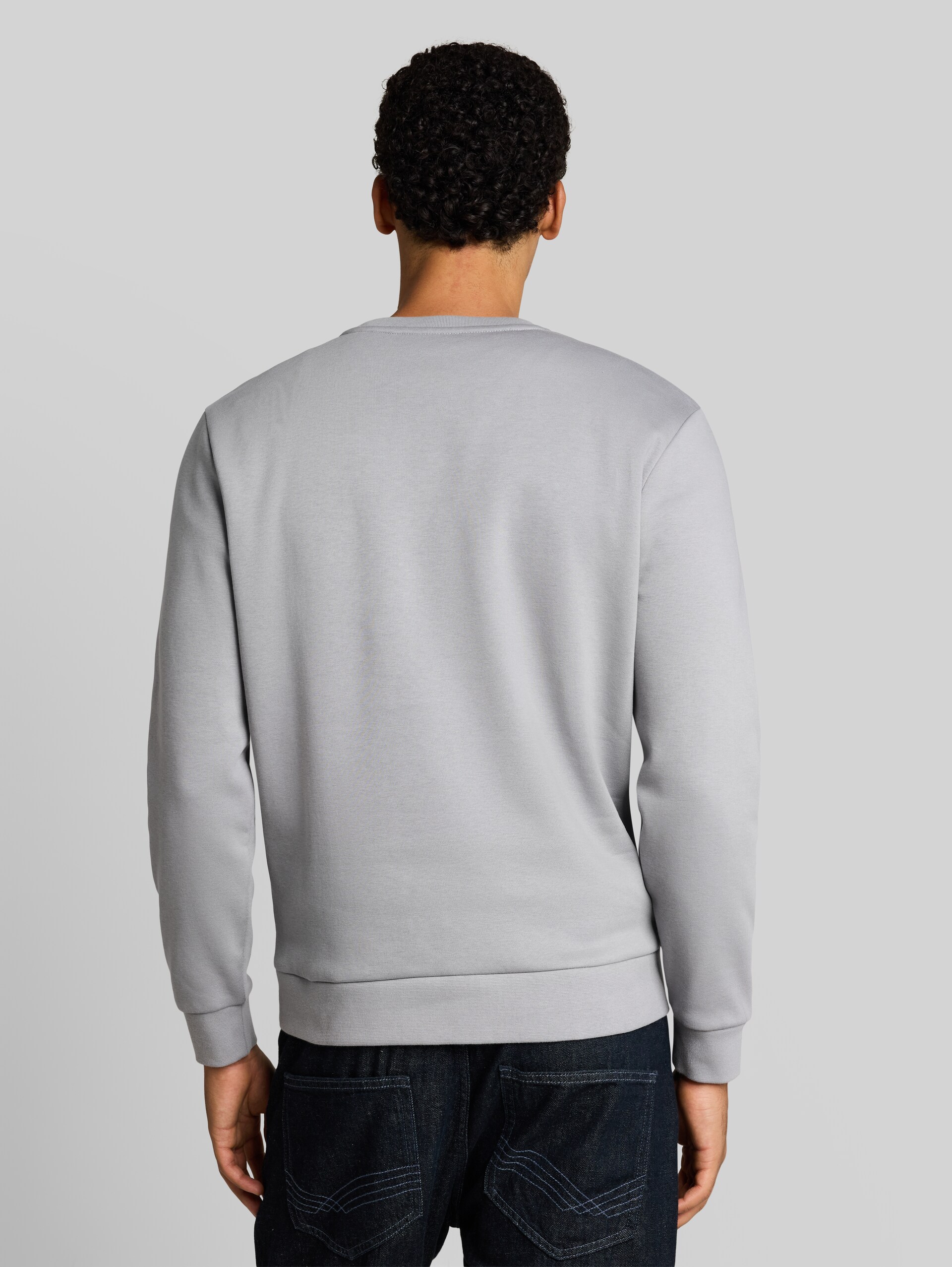Basic Sweatshirt - ultimate grey - Auschnitt Model-Rückansicht