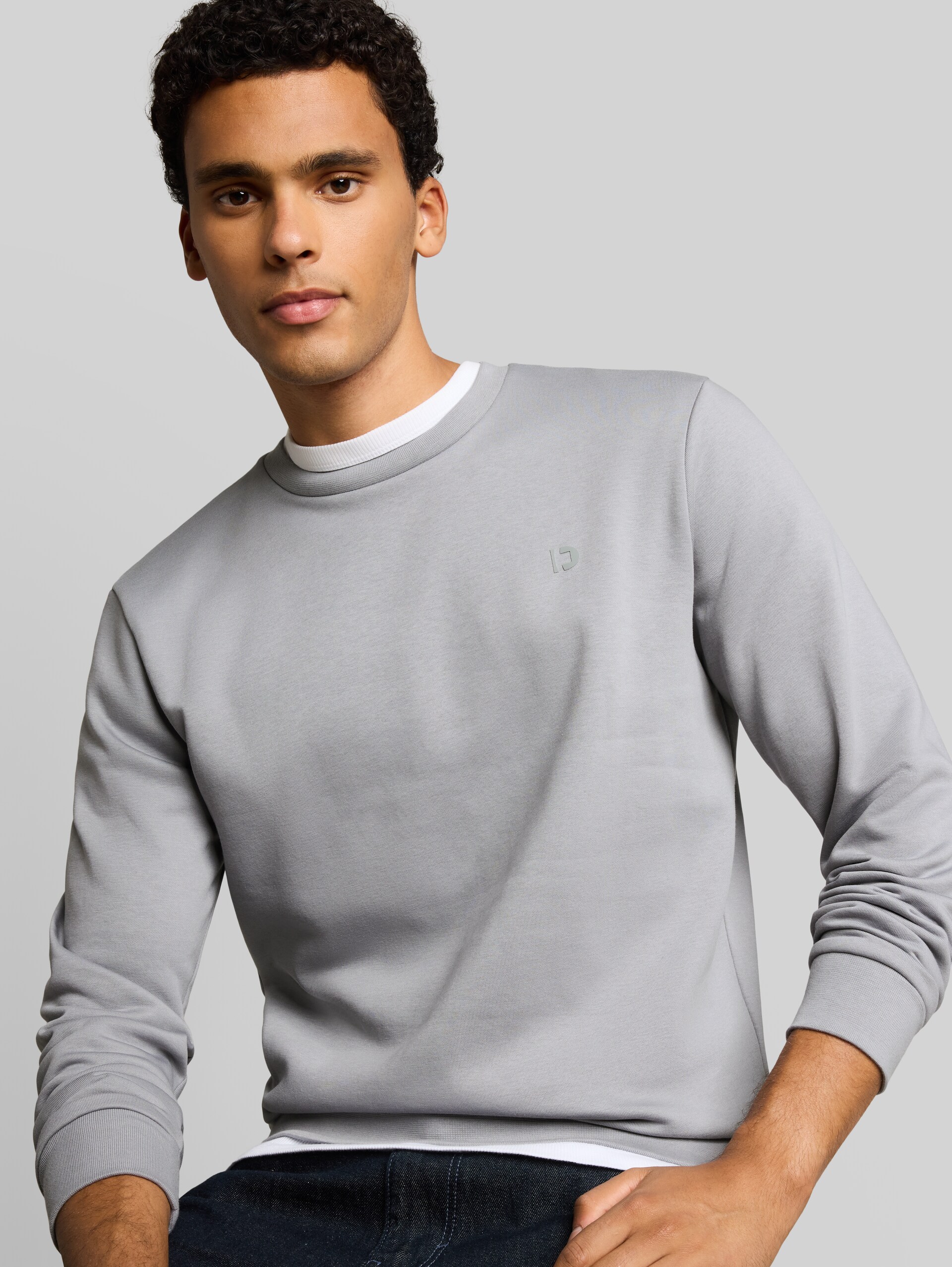 Basic Sweatshirt - ultimate grey - Detail-Model-Ansicht