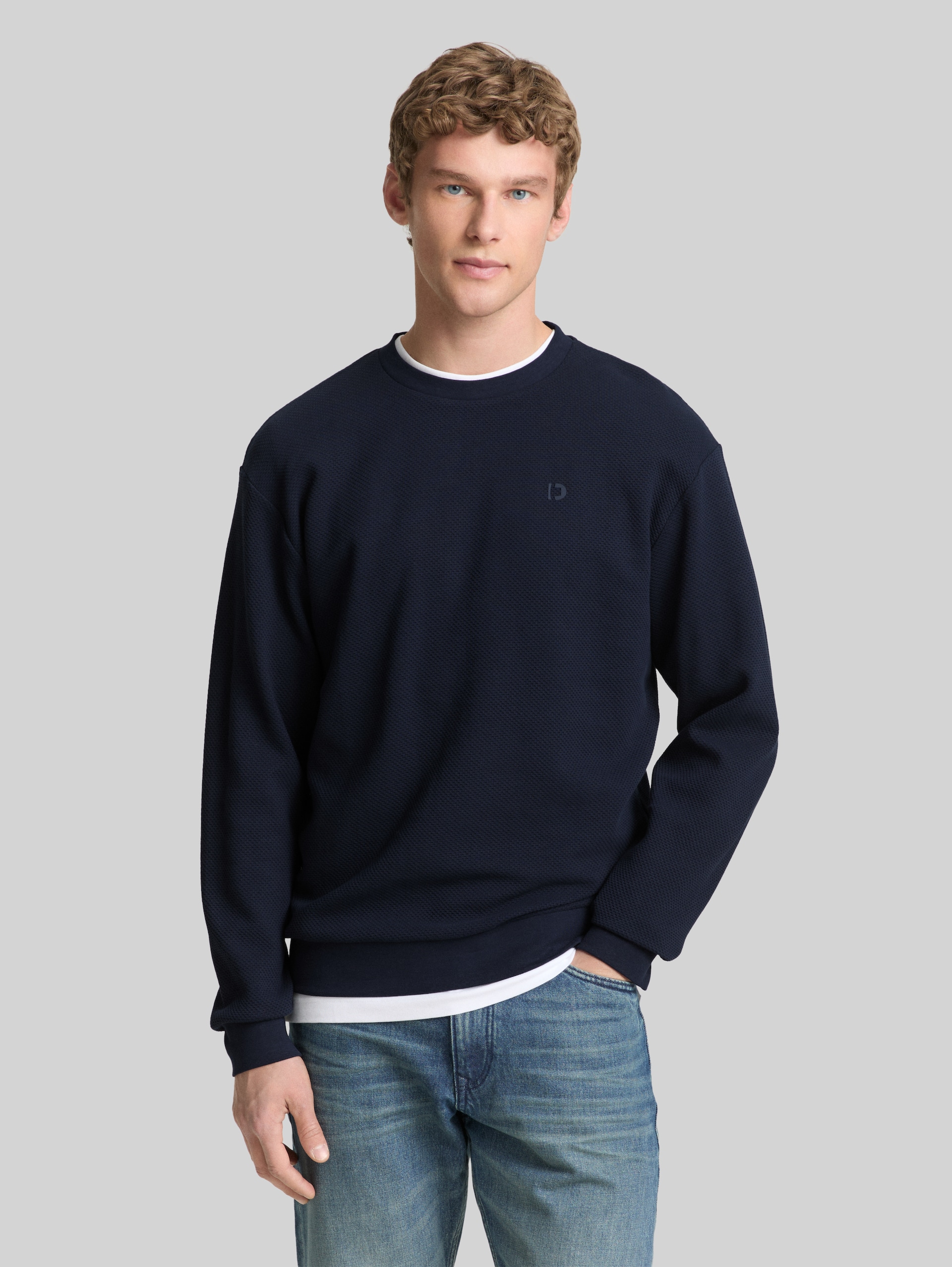 Cotton sweatshirt - sky captain blue - Neckline model front view