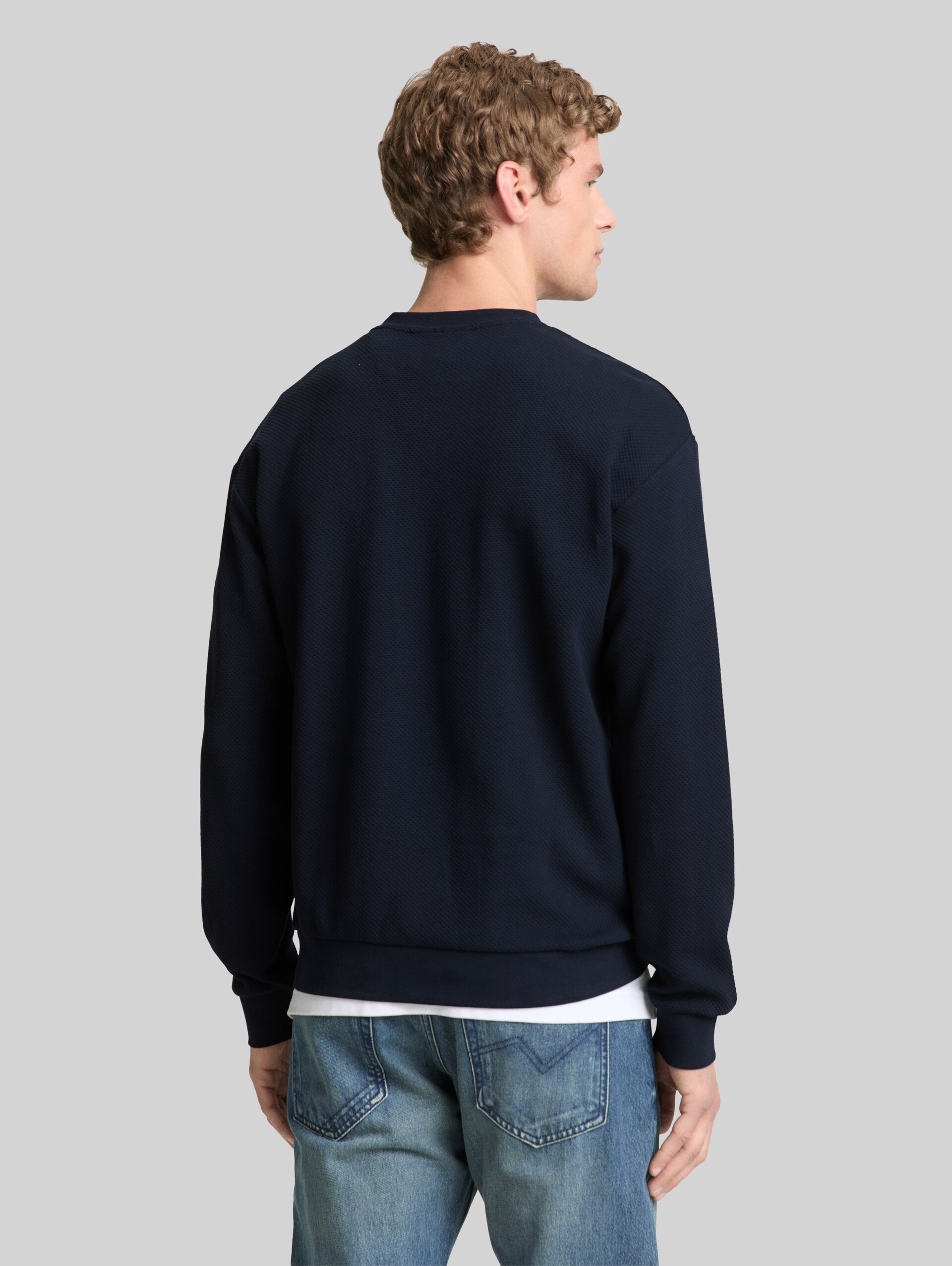 Cotton sweatshirt - sky captain blue - Neckline model-back view