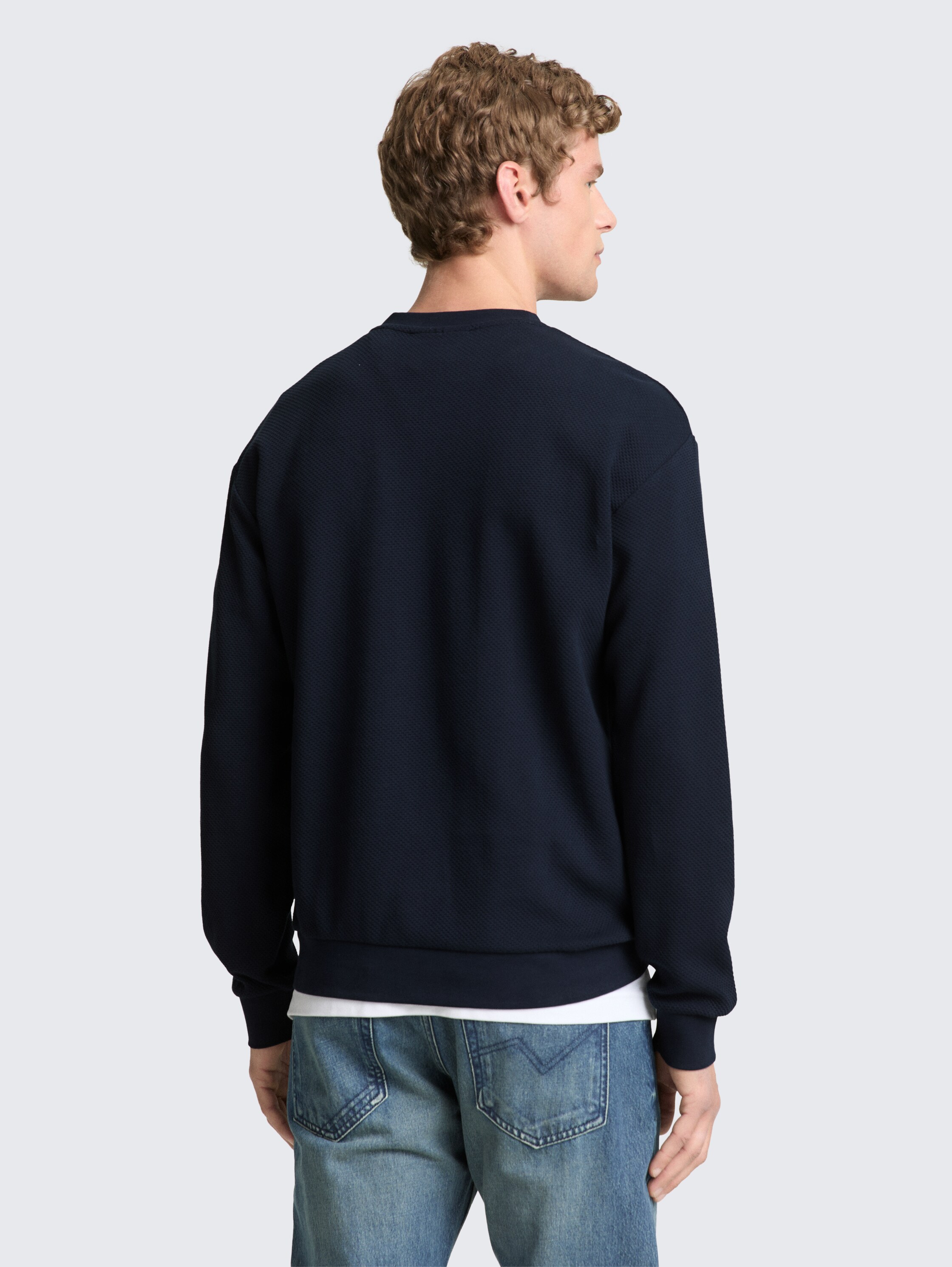 Sweatshirt aus Baumwolle - sky captain blue - Auschnitt Model-Rückansicht