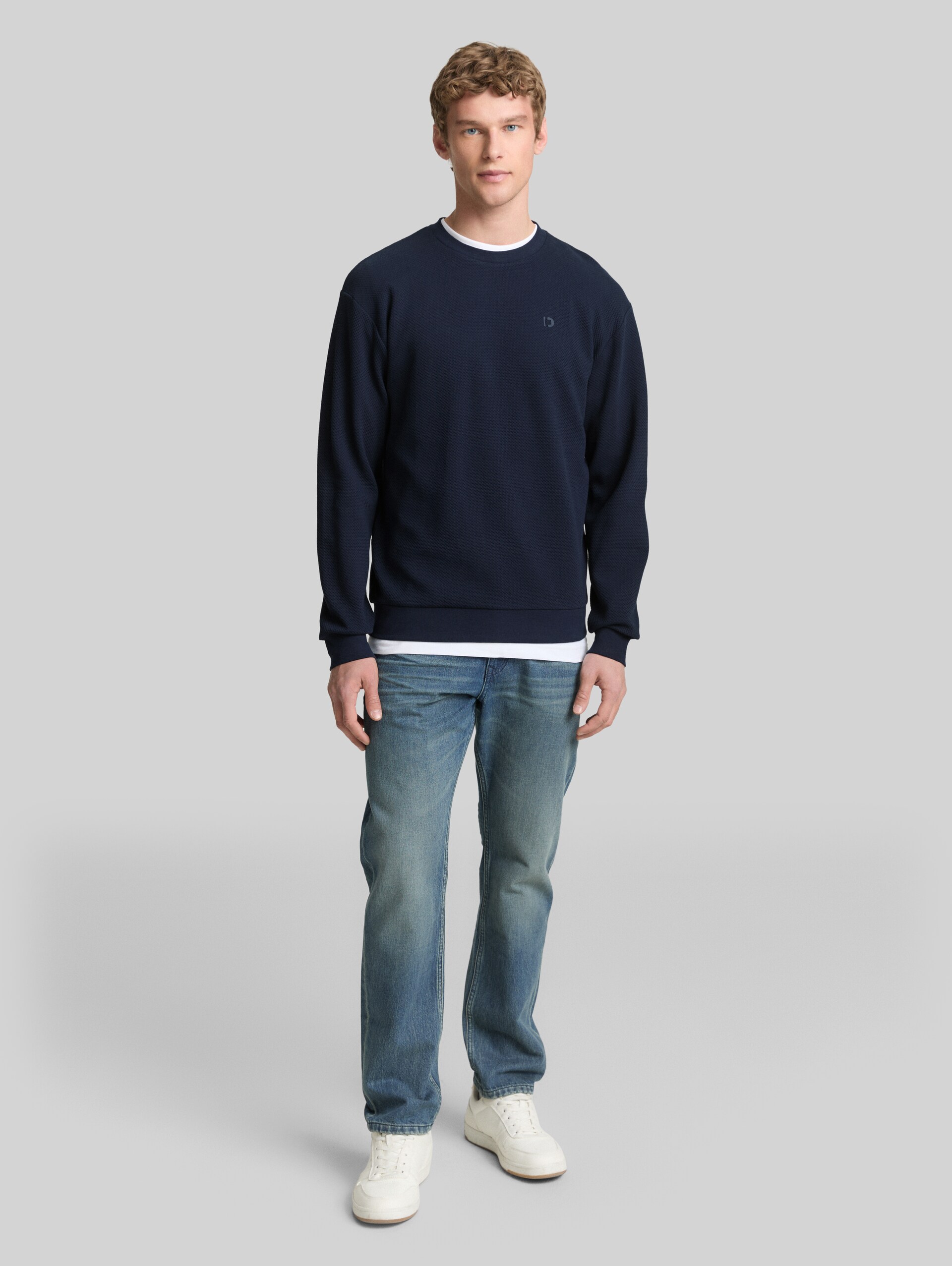 Cotton sweatshirt - sky captain blue - Model front view