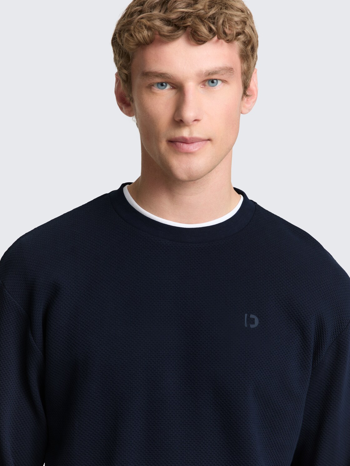 Sweatshirt aus Baumwolle - sky captain blue - Detail-Model-Ansicht