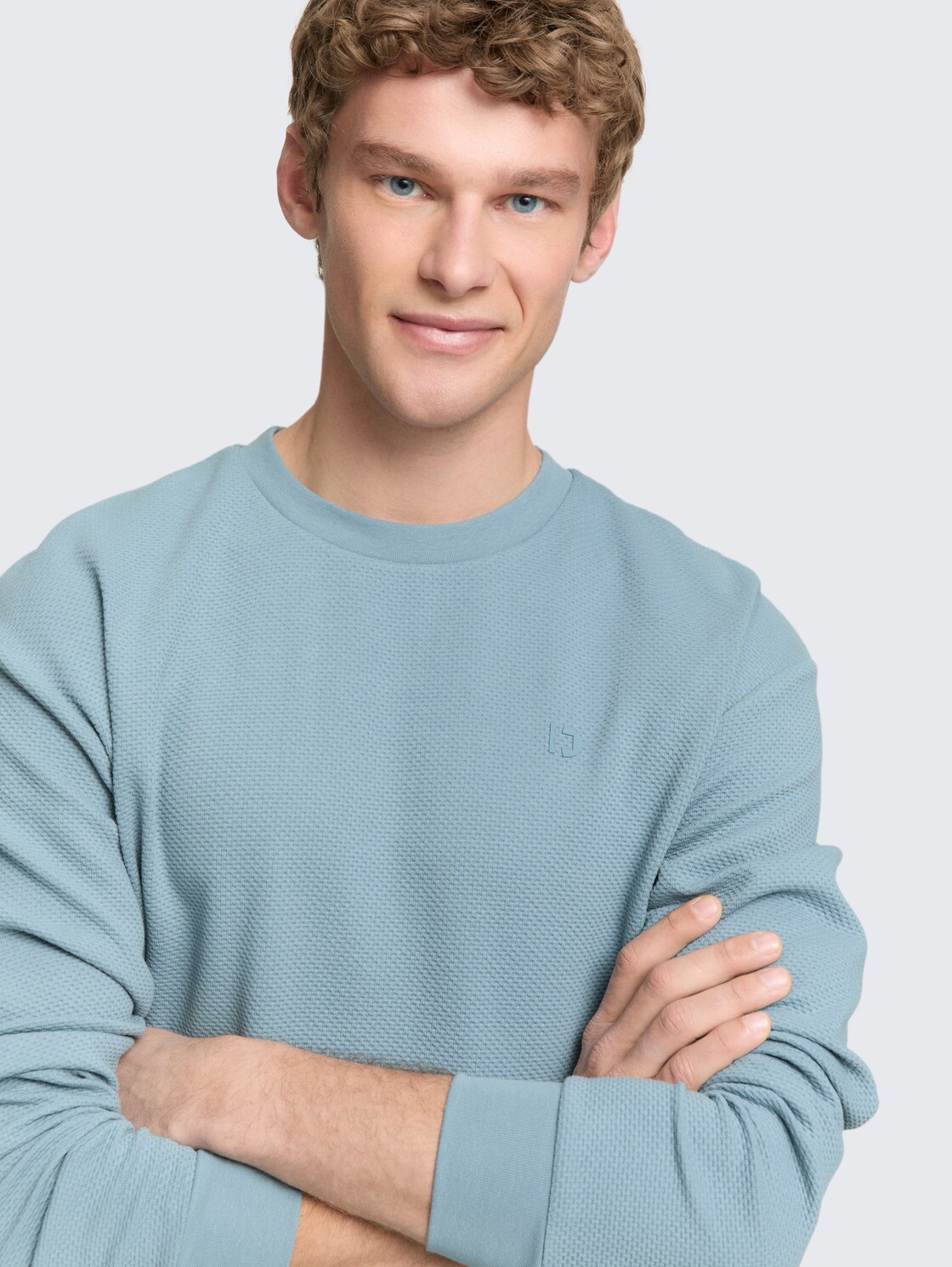 Sweatshirt aus Baumwolle - citadel blue - Detail-Model-Ansicht
