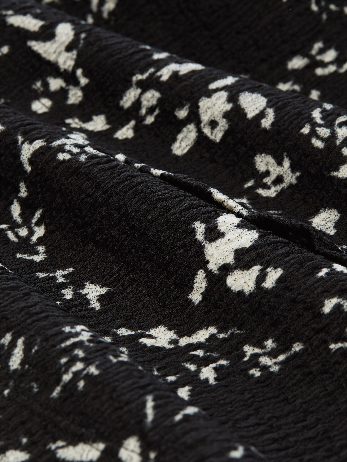 Crinkle Mini-Rock mit Volants - black white flower print - Material-Ansicht