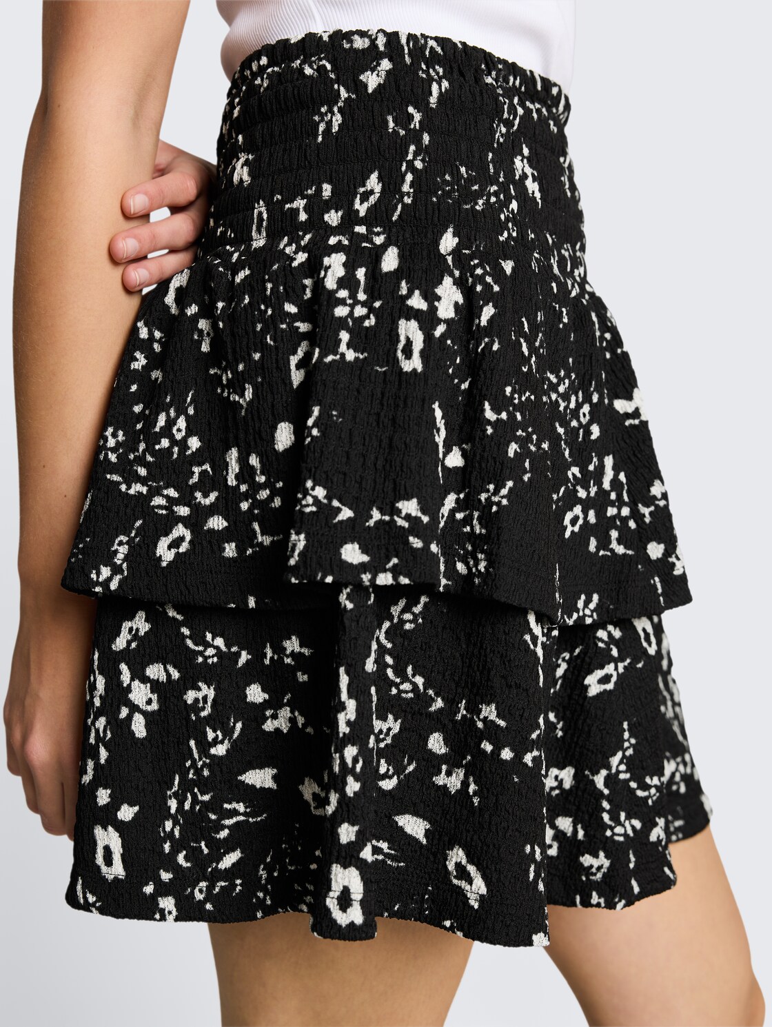 Crinkle Mini-Rock mit Volants - black white flower print - Detail-Model-Ansicht