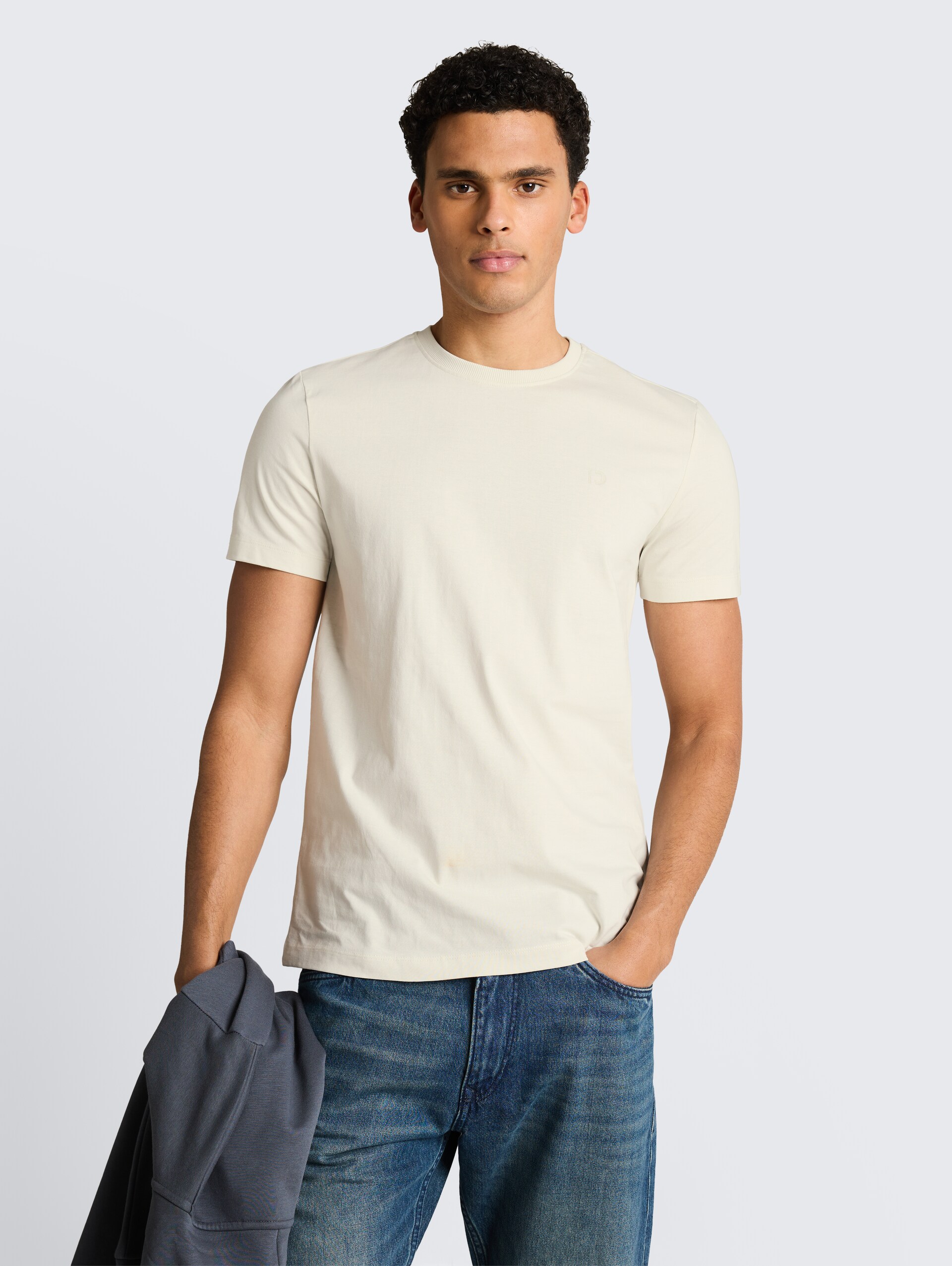 Slim Fit T-Shirt aus Baumwolle - greyish white - Ausschnitt Model-Vorderansicht