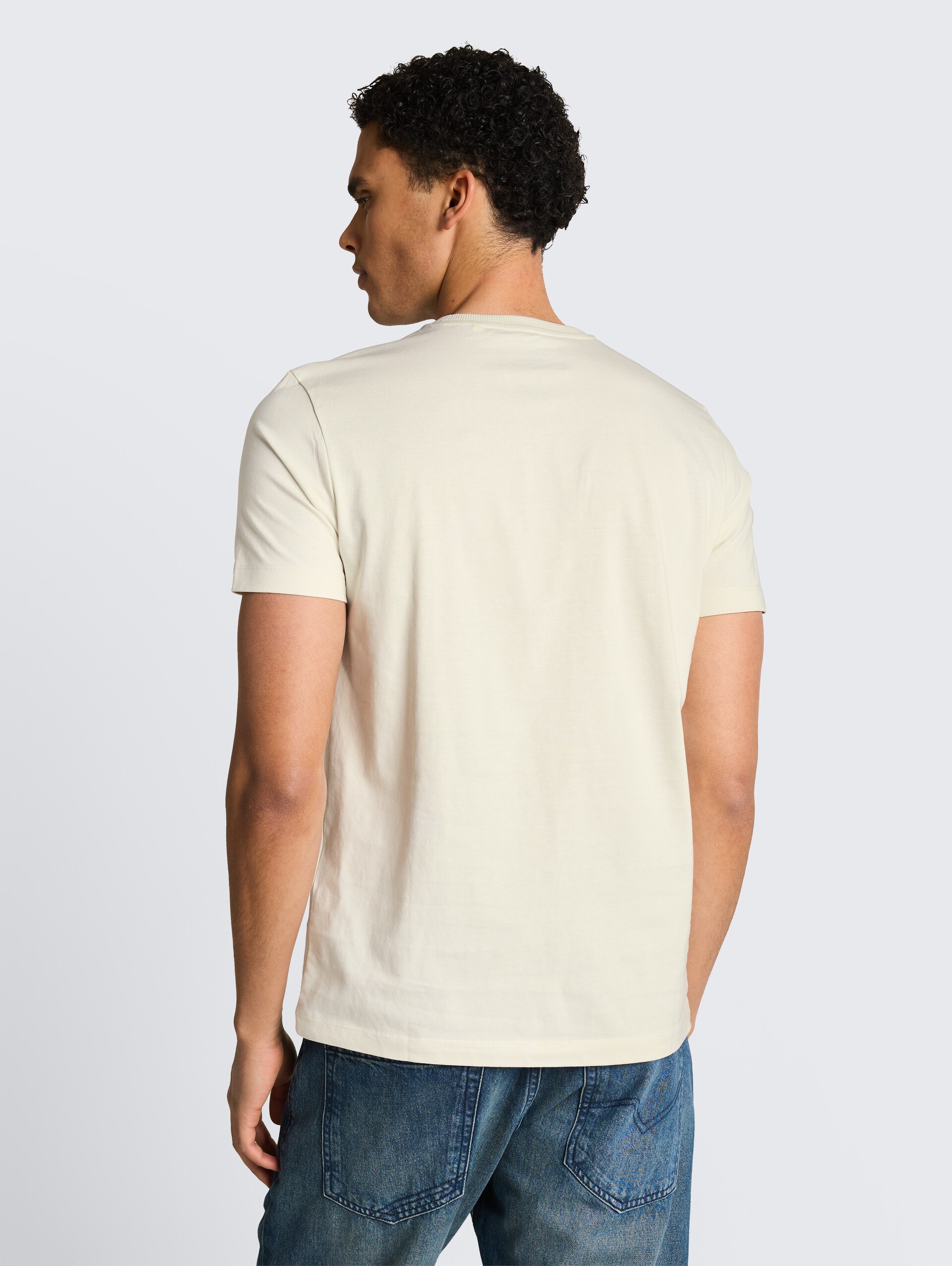 Slim Fit T-Shirt aus Baumwolle - greyish white - Auschnitt Model-Rückansicht