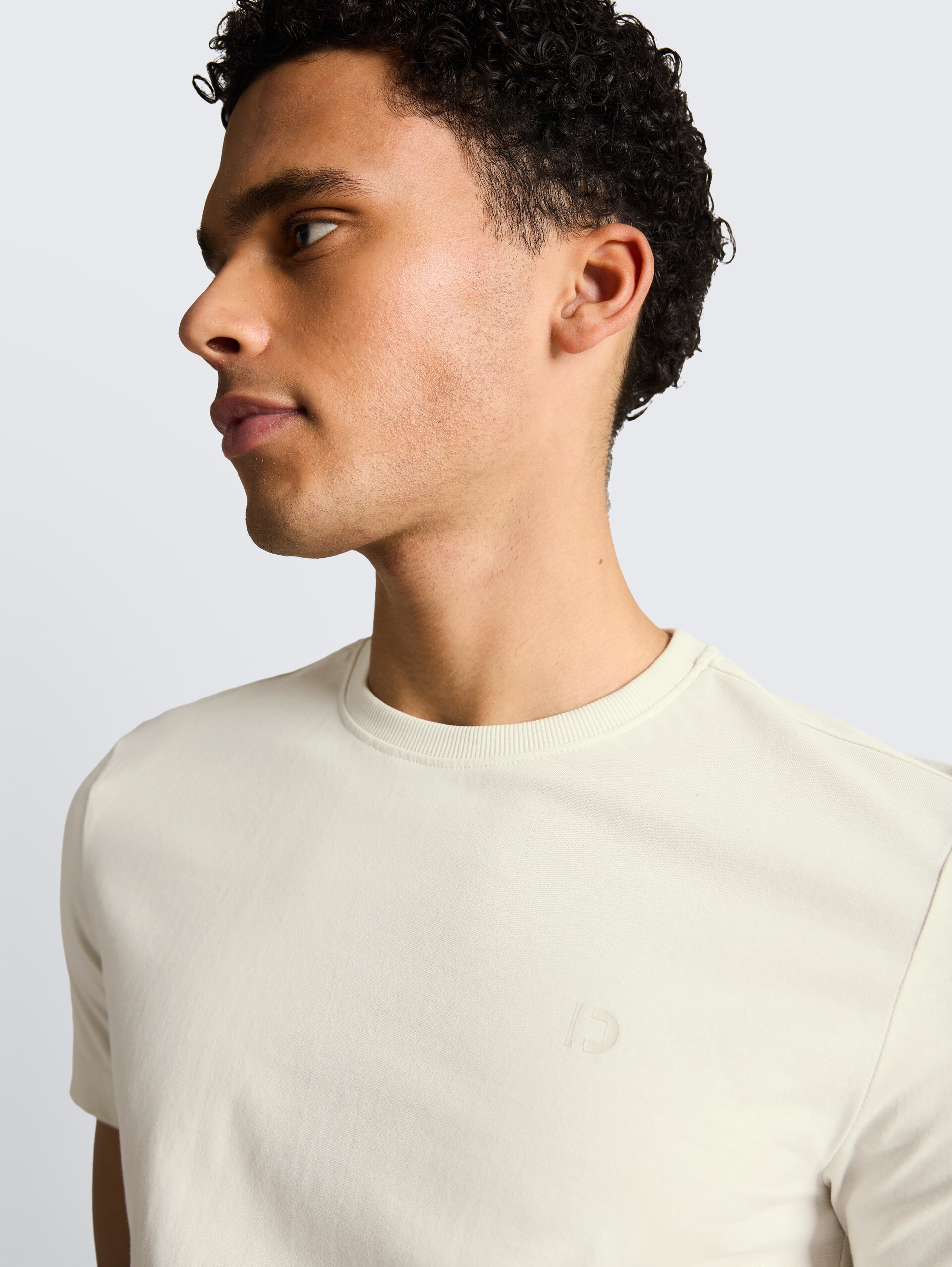 Slim Fit T-Shirt aus Baumwolle - greyish white - Detail-Model-Ansicht