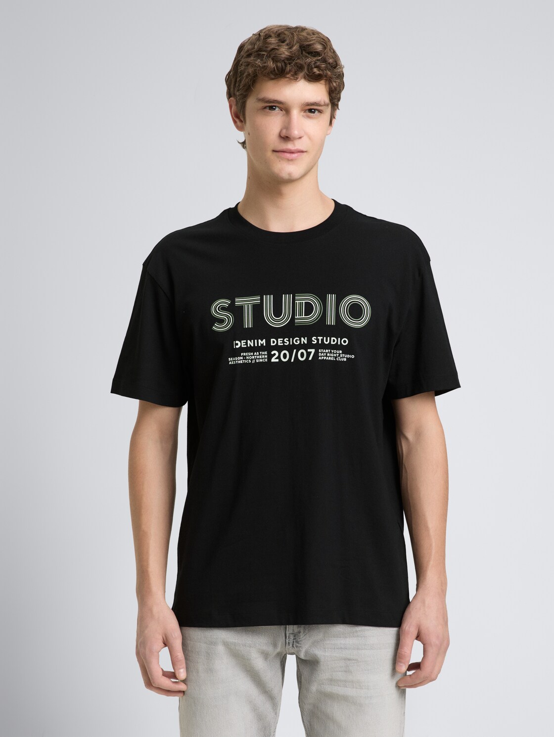 Relaxed Fit T-Shirt mit Print - Black - Ausschnitt Model-Vorderansicht