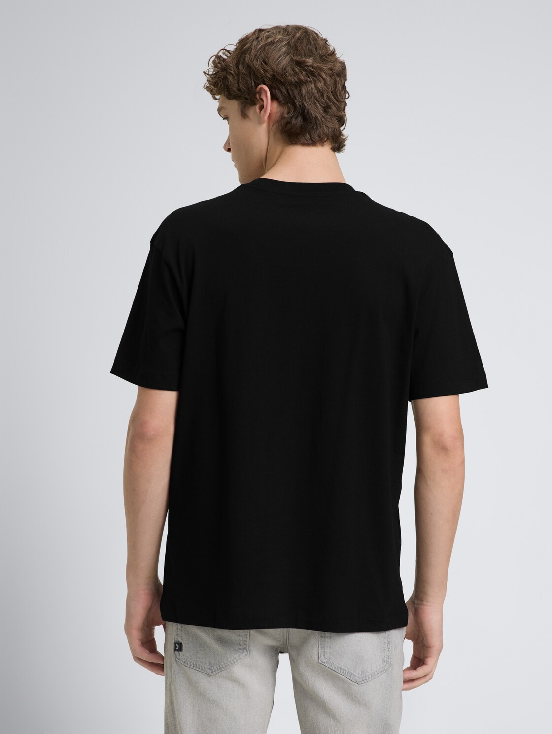 Relaxed Fit T-Shirt mit Print - Black - Auschnitt Model-Rückansicht