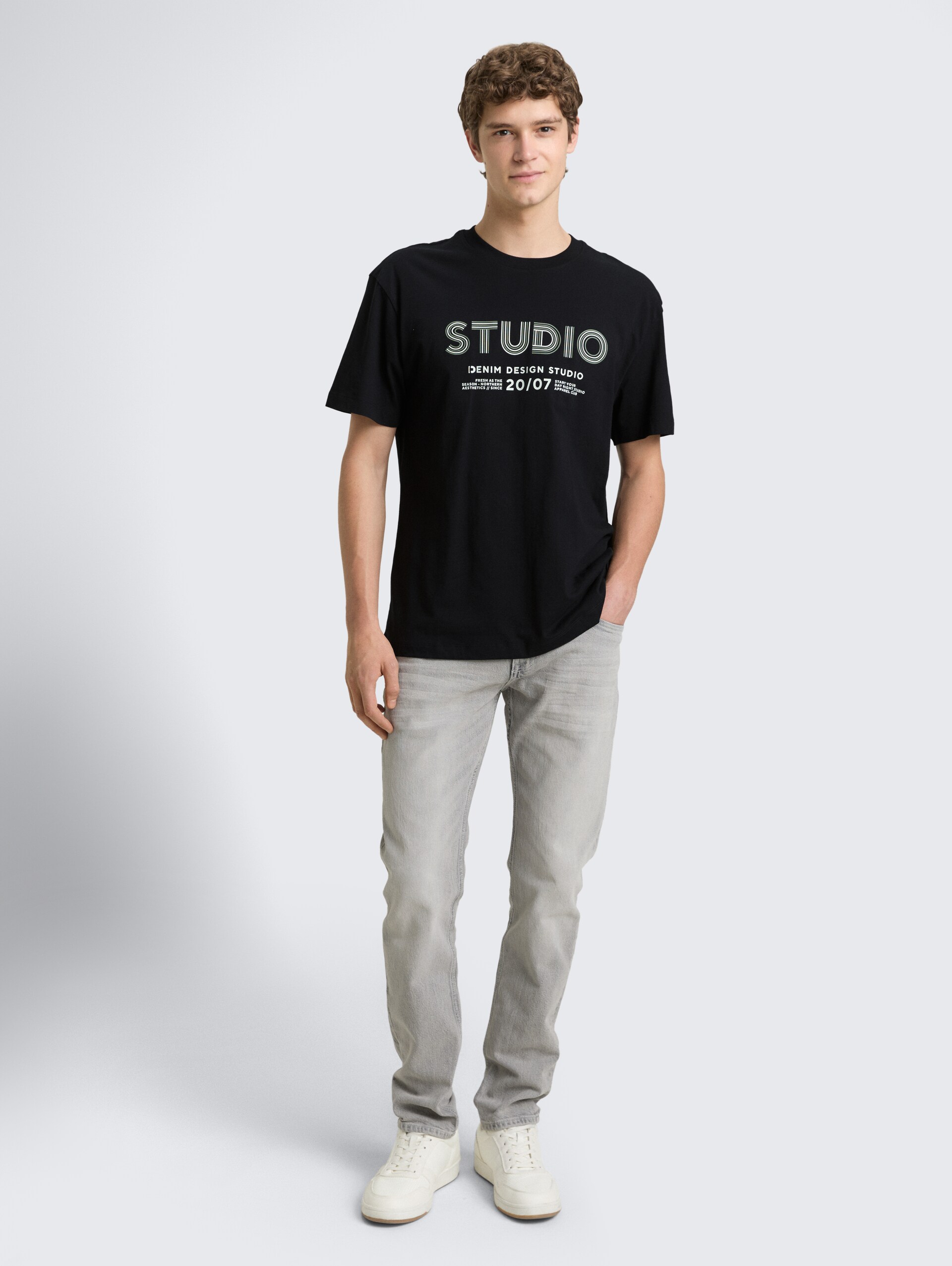 Relaxed Fit T-Shirt mit Print - Black - Model-Vorderansicht