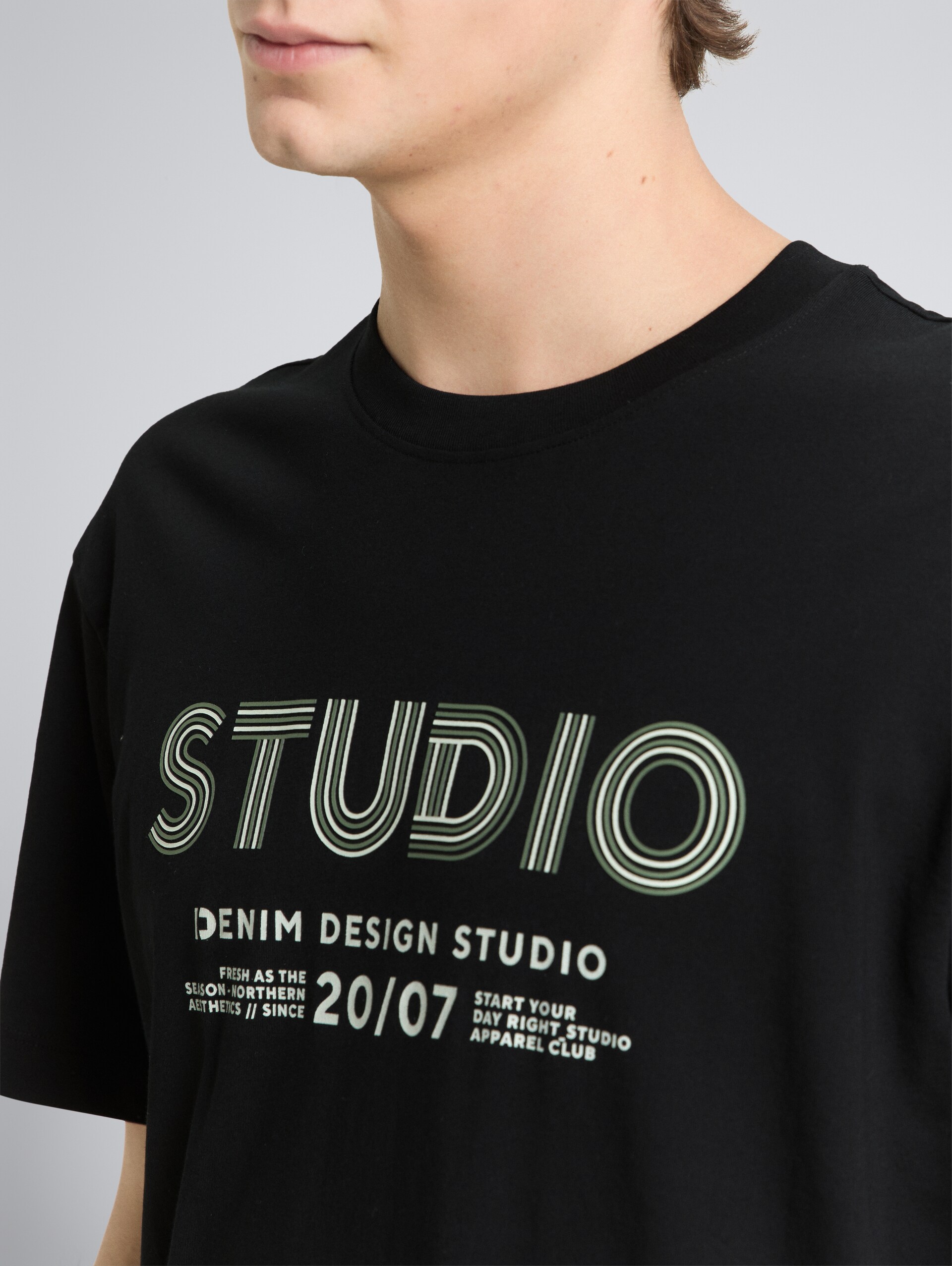 Relaxed Fit T-Shirt mit Print - Black - Detail-Model-Ansicht
