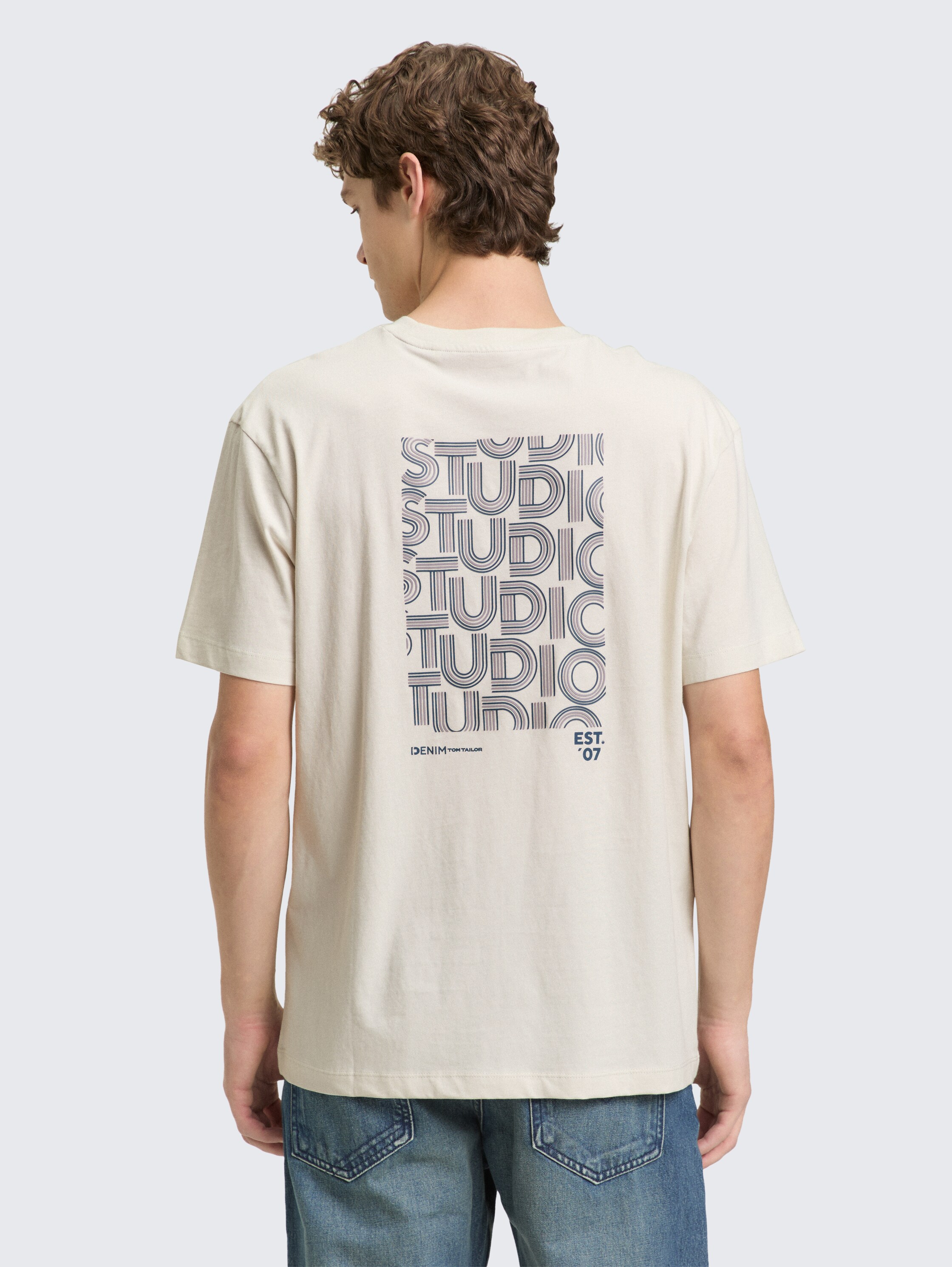 Relaxed Fit T-Shirt mit Print - greyish white - Auschnitt Model-Rückansicht