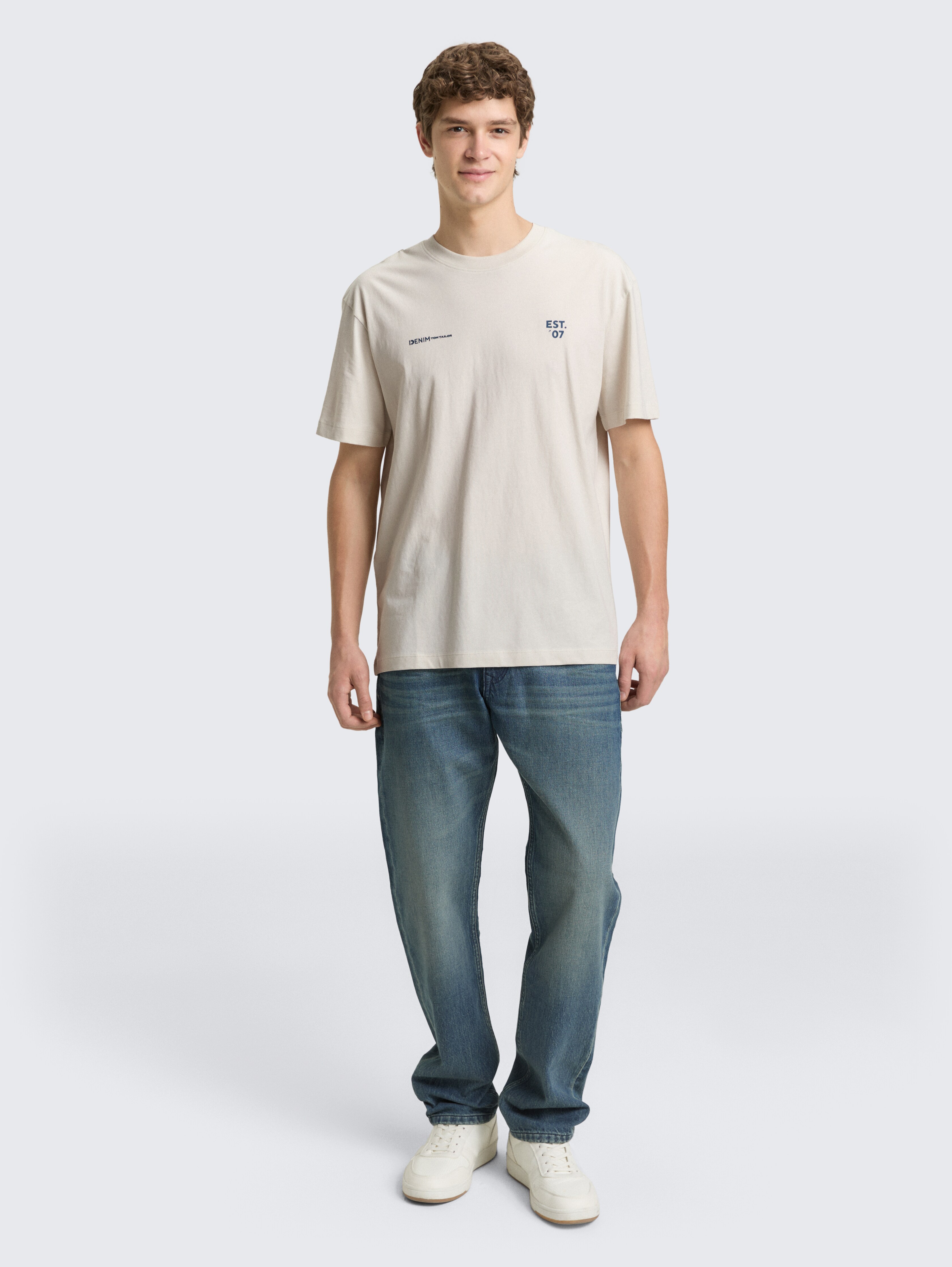 Relaxed Fit T-Shirt mit Print von Denim Male, greyish white