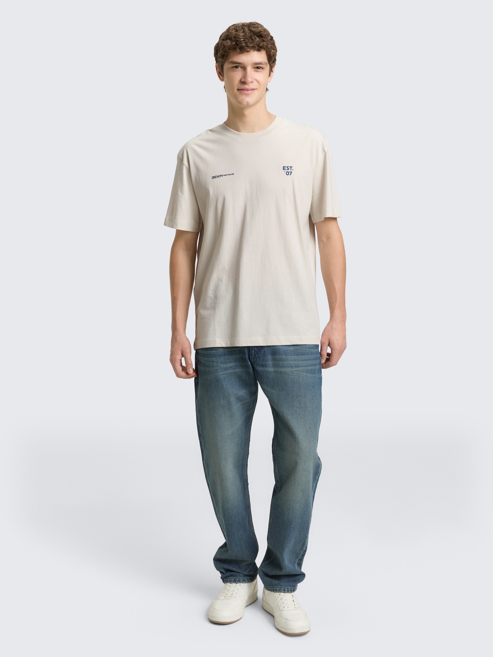 Relaxed Fit T-Shirt mit Print - greyish white - Model-Vorderansicht