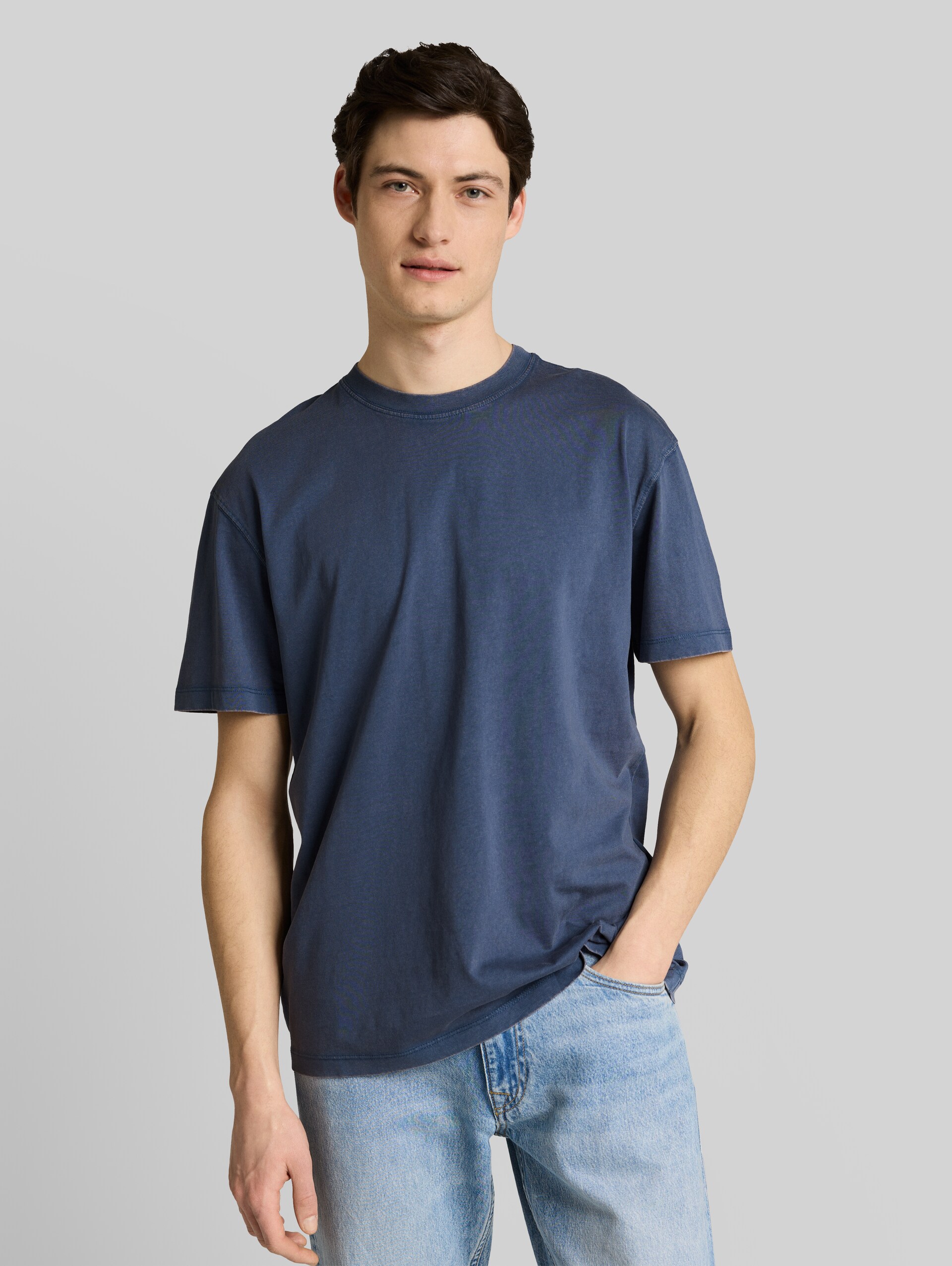 Relaxed Fit T-Shirt aus Baumwolle - nighttime blue - Ausschnitt Model-Vorderansicht